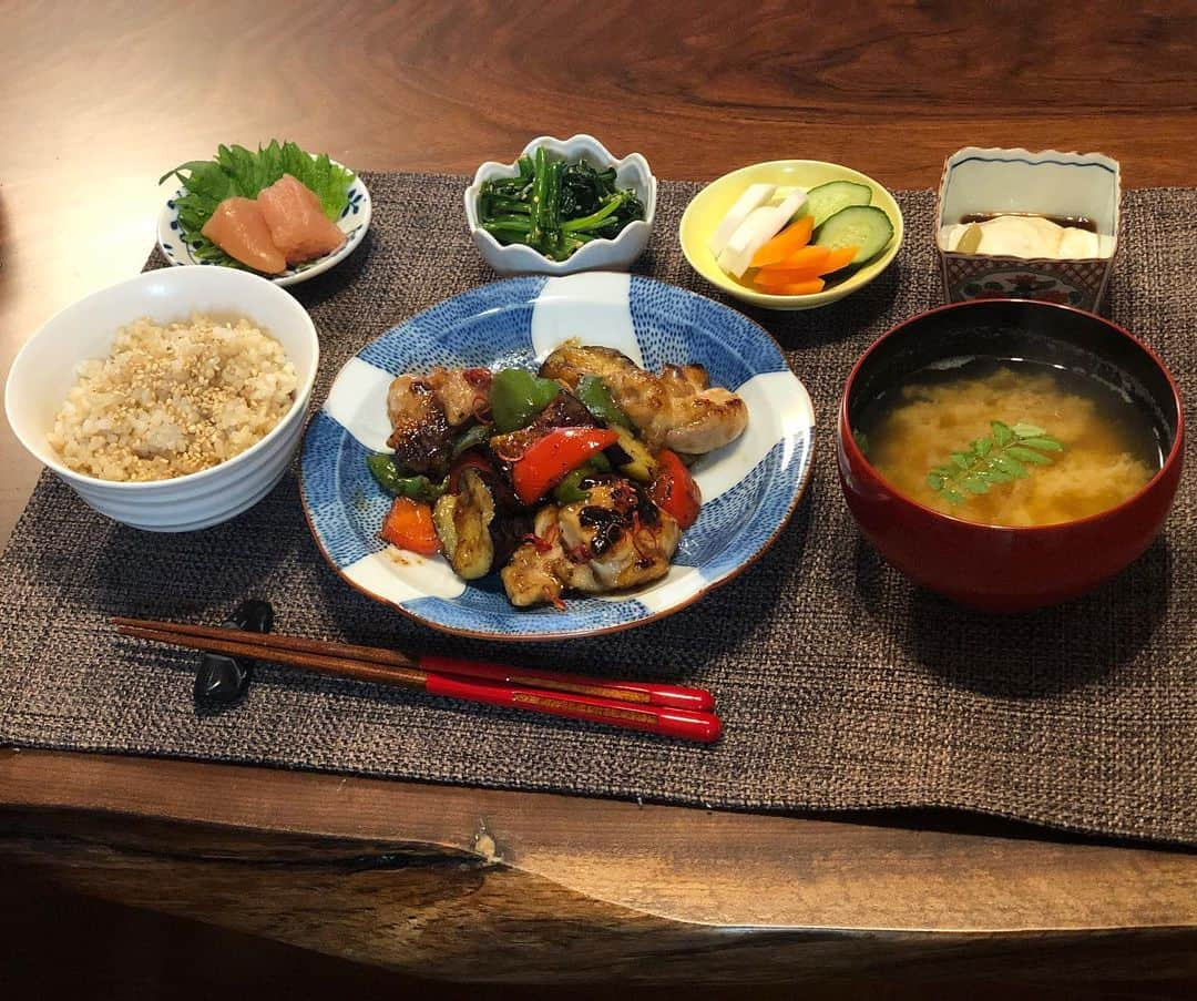 月央和沙さんのインスタグラム写真 - (月央和沙Instagram)「うちの晩ごはん🍚✨ . #茄子と鶏肉のガーリックポン酢炒め  #大根のお味噌汁 #ほうれん草の胡麻和え #ジーマーミー豆腐 #玄米 #たらこ #ぬか漬け #記録 #褒められると #調子にのるタイプです」5月6日 19時42分 - kazusa_tsukio