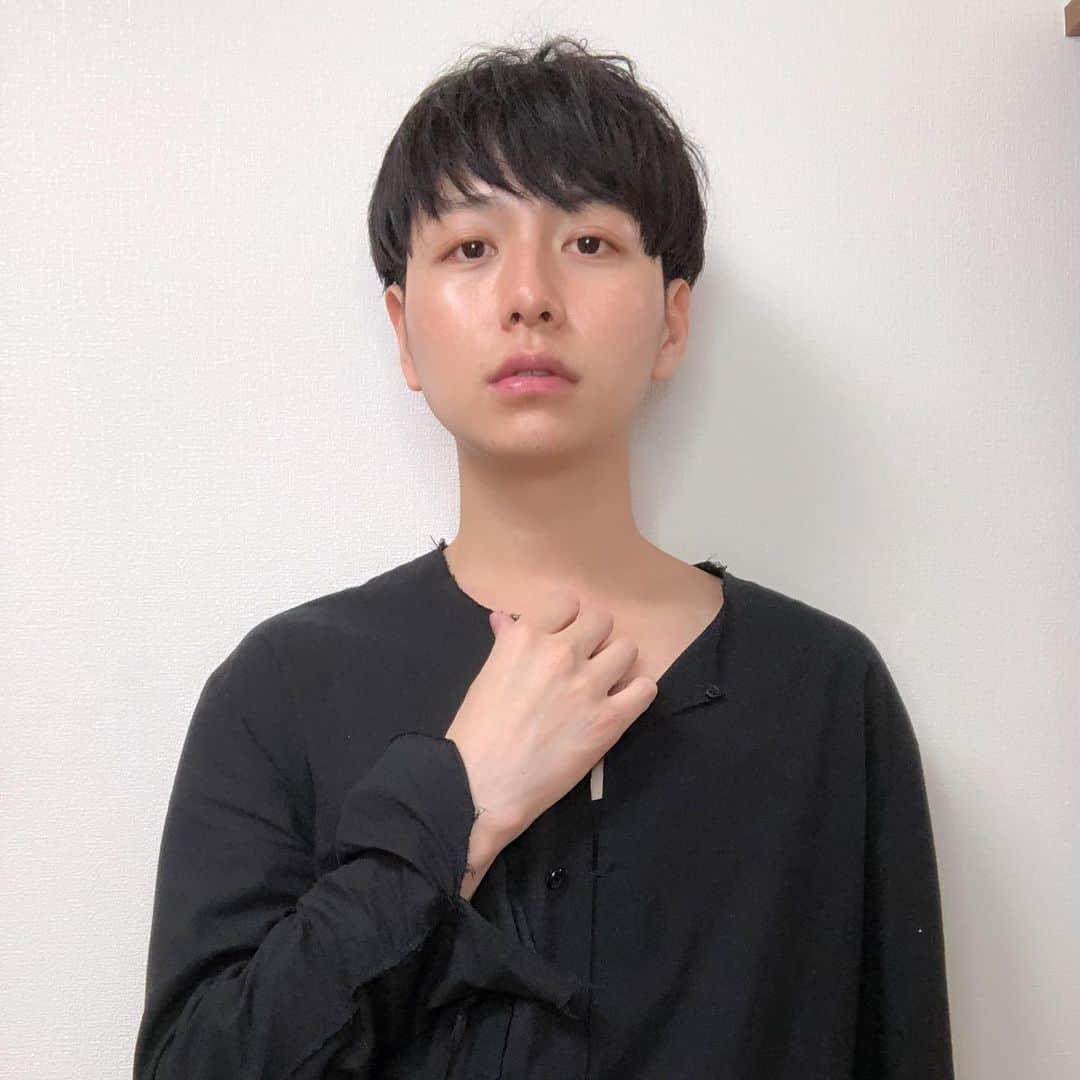 瀬戸口弘樹さんのインスタグラム写真 - (瀬戸口弘樹Instagram)「ずっとおうちにいると生活が乱れがちですが、なんとか運動やスキンケア食事に気を付けて肌と体型を維持してます💪 早く思いっきり外で遊びたいなー✨(日陰で)笑 みんなで乗り越えましょうね‼️ #スキンケア　#美肌　#美肌ケア　#美容男子　#メンズビューティー　#ボディメイク　#素肌美人　#バチェロレッテ　#バチェラー　#おうち時間」5月6日 18時08分 - hirokisetoguchi