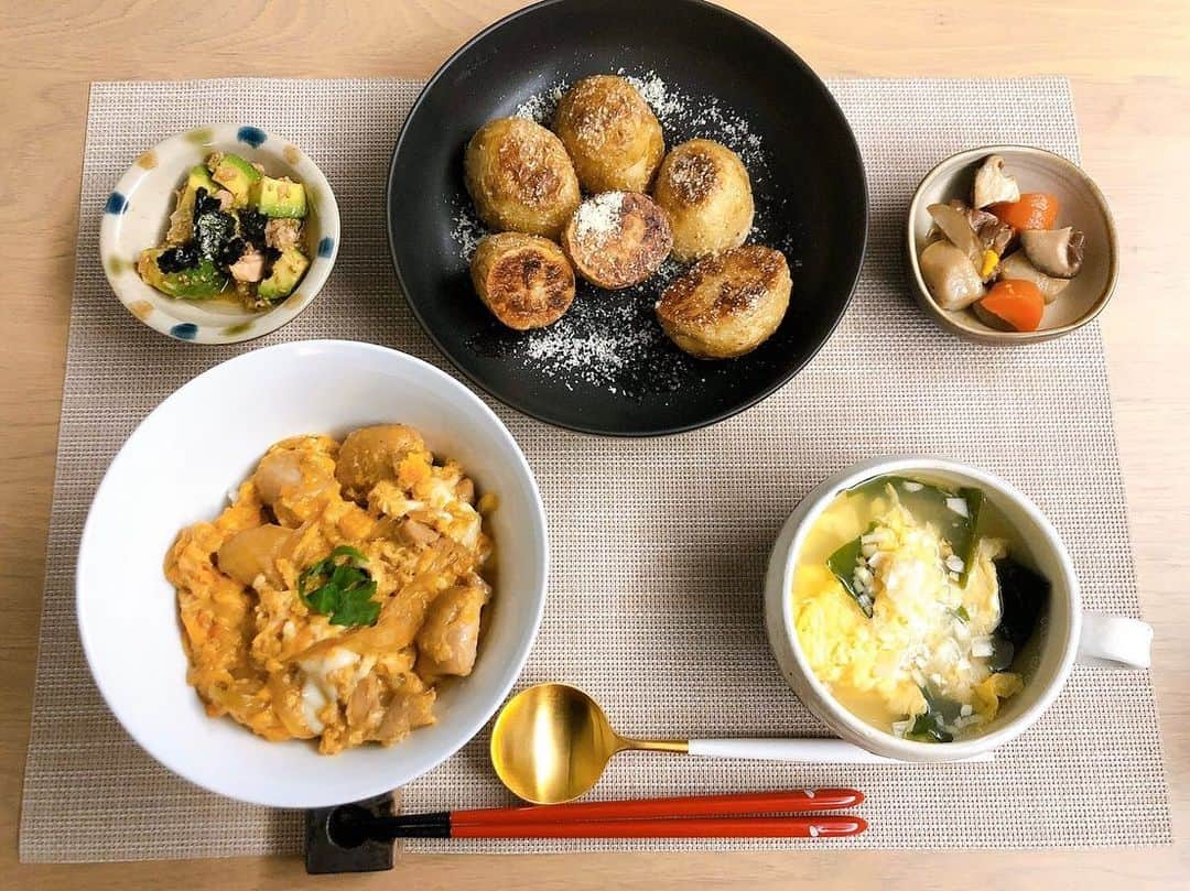 丸山祐市さんのインスタグラム写真 - (丸山祐市Instagram)「料理﻿ ﻿ 3年振りぐらいに料理を作りました🍽﻿ 味は、美味しいと言ってくれたのでよかった😁👍﻿ 作るって大変だね😅﻿ ﻿ ﻿ #親子丼﻿ #筑前煮﻿ #新じゃがいものバター焼き﻿ #アボカドのごま油和え﻿ #中華スープ﻿ #作るのは大変﻿ #食べる方がいいね﻿ #これから食器洗いはしようかな﻿ #奥さんに感謝﻿ #食って大事 #男飯﻿ #おうち時間﻿ #今できること﻿ #丸山祐市﻿」5月6日 18時17分 - yuichi_maruyama.616