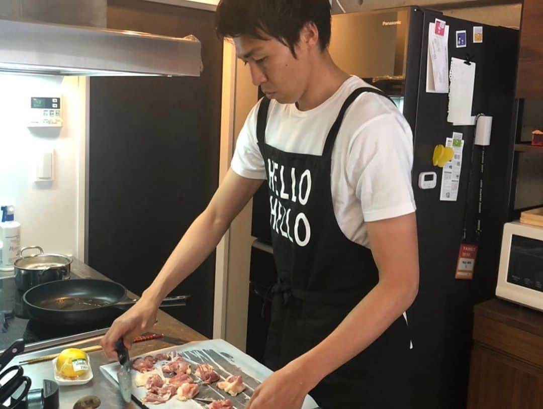 丸山祐市のインスタグラム：「料理﻿ ﻿ 3年振りぐらいに料理を作りました🍽﻿ 味は、美味しいと言ってくれたのでよかった😁👍﻿ 作るって大変だね😅﻿ ﻿ ﻿ #親子丼﻿ #筑前煮﻿ #新じゃがいものバター焼き﻿ #アボカドのごま油和え﻿ #中華スープ﻿ #作るのは大変﻿ #食べる方がいいね﻿ #これから食器洗いはしようかな﻿ #奥さんに感謝﻿ #食って大事 #男飯﻿ #おうち時間﻿ #今できること﻿ #丸山祐市﻿」