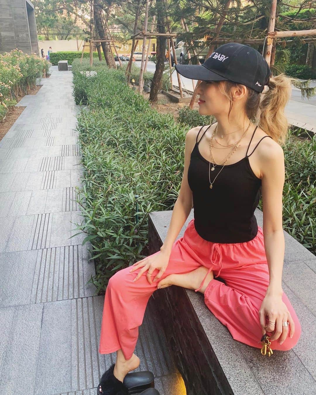 のインスタグラム：「『ご報告💎』 約４年前から自分と向き合う事を毎日続けてきたっ✨ たくさんの気付きがあったけど、1番大きな気付きは 『自分の幸せは、自分でつくれる』という事❤️✨ . . それまでの私は、自分が幸せじゃないから、彼や仕事、周りや物質的なものに幸せにしてもらおうとしてた。とても無責任な生き方だった . . でも何を得ても、嬉しいのは一瞬で全然安心出来なかった。 あれ？幸せってずっと続くものじゃないの？ 世の中に幸せな人はたくさんいるのに、私はどーやったら幸せになれるの？この先ずっとこの状況続くの？え？嫌ー🙈😱 . っていう疑問と苦しみから始まり、毎日たくさん自分と向き合った💕✨ . . . そこで気付いたのは自分の幸せは、 『外側の物で決まるのではなくて 自分ですぐにでもつくれるという事❣️❣️✨✨✨』『今既にあるということ💎✨』 . . . 今世の中がこんな状況の中でも、私の心が穏やかで安心していられるのは . . 『外側の物や人、状況で自分の幸せが左右されるわけではない』  という事を分かっているからだと思う  もちろんまだまだ現実に飲み込まれて不安になる事もあるんだけど、すぐに戻ってこられる🥰 . . 何かすごい最強マインド得てるーーーーーー🤣👏🏻👏🏻👏🏻👏🏻👏🏻❤️ という事に改めて気付いた🤣w . . それでね  最強マインド仲間をたくさんつくりたいーーーーー😆❤️ってなったの😍 . で、ライブ配信かブログかYouTube、どれで発信しようかなー？って考えたんだけど  ライブ配信してて思ったのは、日本語がやばいということ🤣😂🤣そして、途中で何話してたから分かんなくなって迷子になるので、文章で伝える事にしました😂🙌🏻❣️❣️✨ . . . というわけで、みーむーブログ始めまーす🌸  今どこのブログアプリにしようか考え中✨おすすめのアプリあったら是非教えてください💕✨ . . . #มิมุ #ไม่ใช่มุมิ #คนญี่ปุ่น #Mimu #bangkoklife #みーむーブログ始めまーす🌸 #最強マインド #仲間募集  #何が起こっても大丈夫 #コロナに負けない  #楽しく生きる」