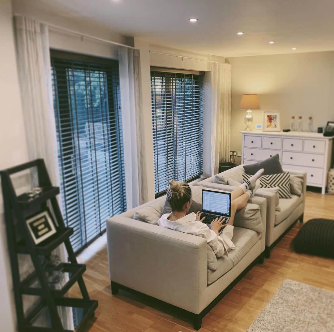 Mollie Kingさんのインスタグラム写真 - (Mollie KingInstagram)「Chosen this spot to be my “office” today... It’s dangerously close to the TV with Mad Men on pause 😬 Where’s yours? 👩🏼‍💻 #wfh」5月6日 18時21分 - mollieking