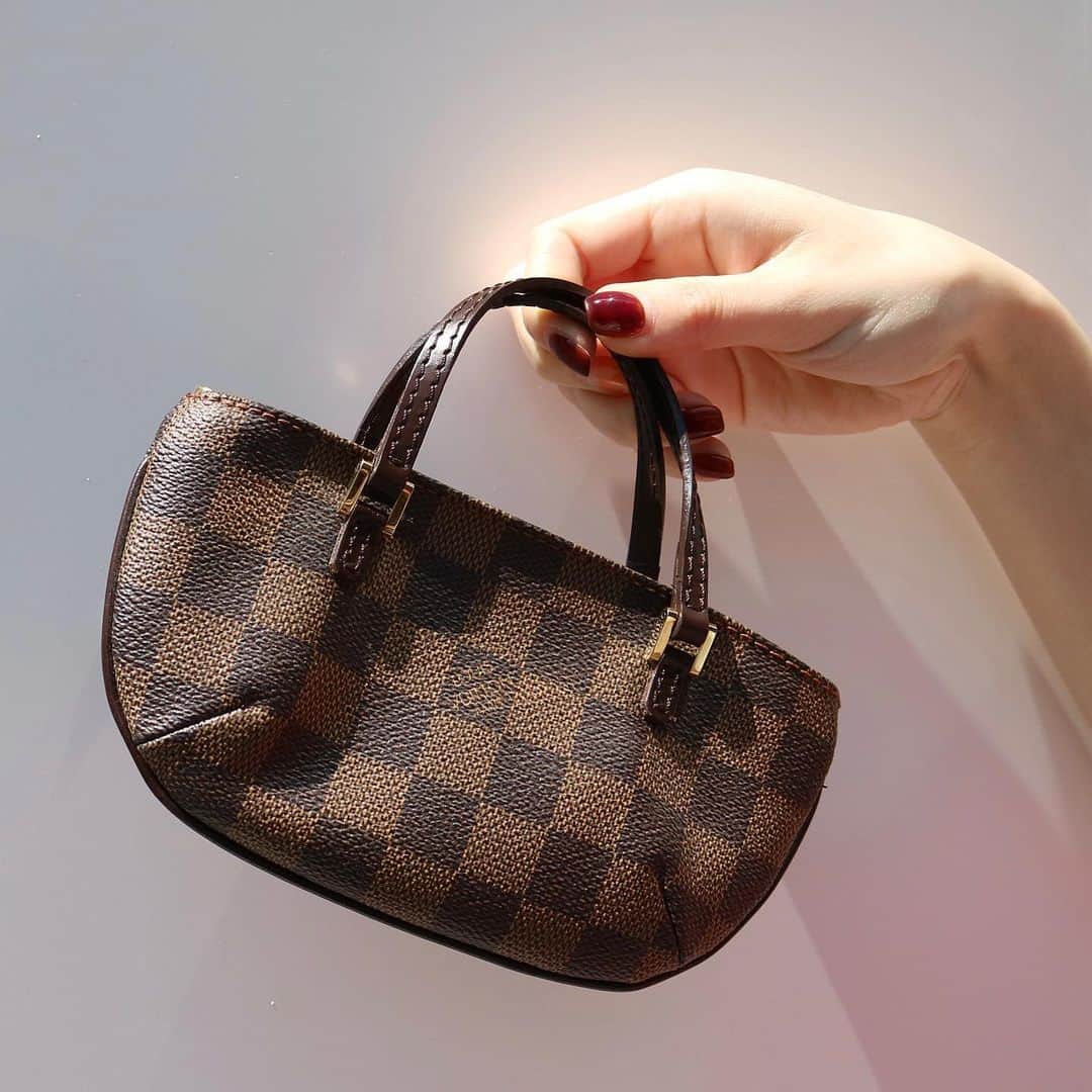 Vintage Brand Boutique AMOREさんのインスタグラム写真 - (Vintage Brand Boutique AMOREInstagram)「SOLD OUT❣️❣️Louis Vuitton Damier mini handbag  This item is only available at the store but we accept the order through DM.  Free Shipping Worldwide✈️ For more information ≫ ≫ ≫✉️ info@amorevintagetokyo.com  #ヴィンテージ #ルイヴィトン#ヴィンテージルイヴィトン#ヴィンテージヴィトン #モノグラム  #ヴィンテージブランドブティック #アモーレ #アモーレトーキョー #表参道 #東京 #青山  #vintage #louisvuitton #LV #LVvintage #vintagelouisvuitton  #vuitton #damier #monogram #vintagebrandboutique」5月6日 18時33分 - amore_tokyo