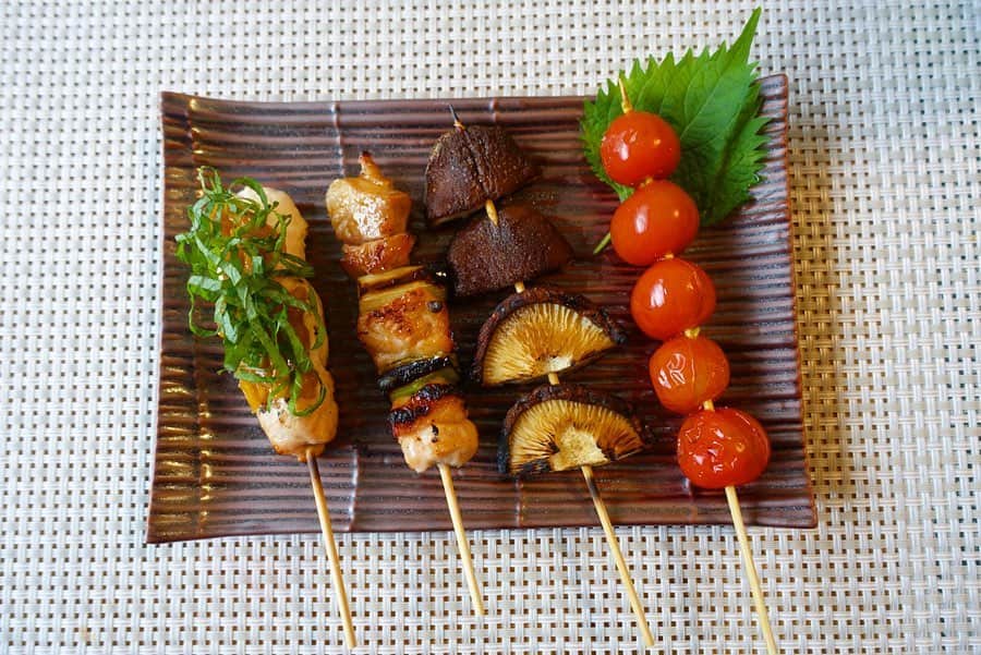 佐野伶莉のインスタグラム：「おうちで焼鳥！ 思ったより上手く出来ました🙍‍♀️✨美味しかった〜！！ でも当分焼鳥の匂いとの暮らしになりそう😞😞笑 #換気扇と空気清浄機2台稼働#おうち時間#やきとり」