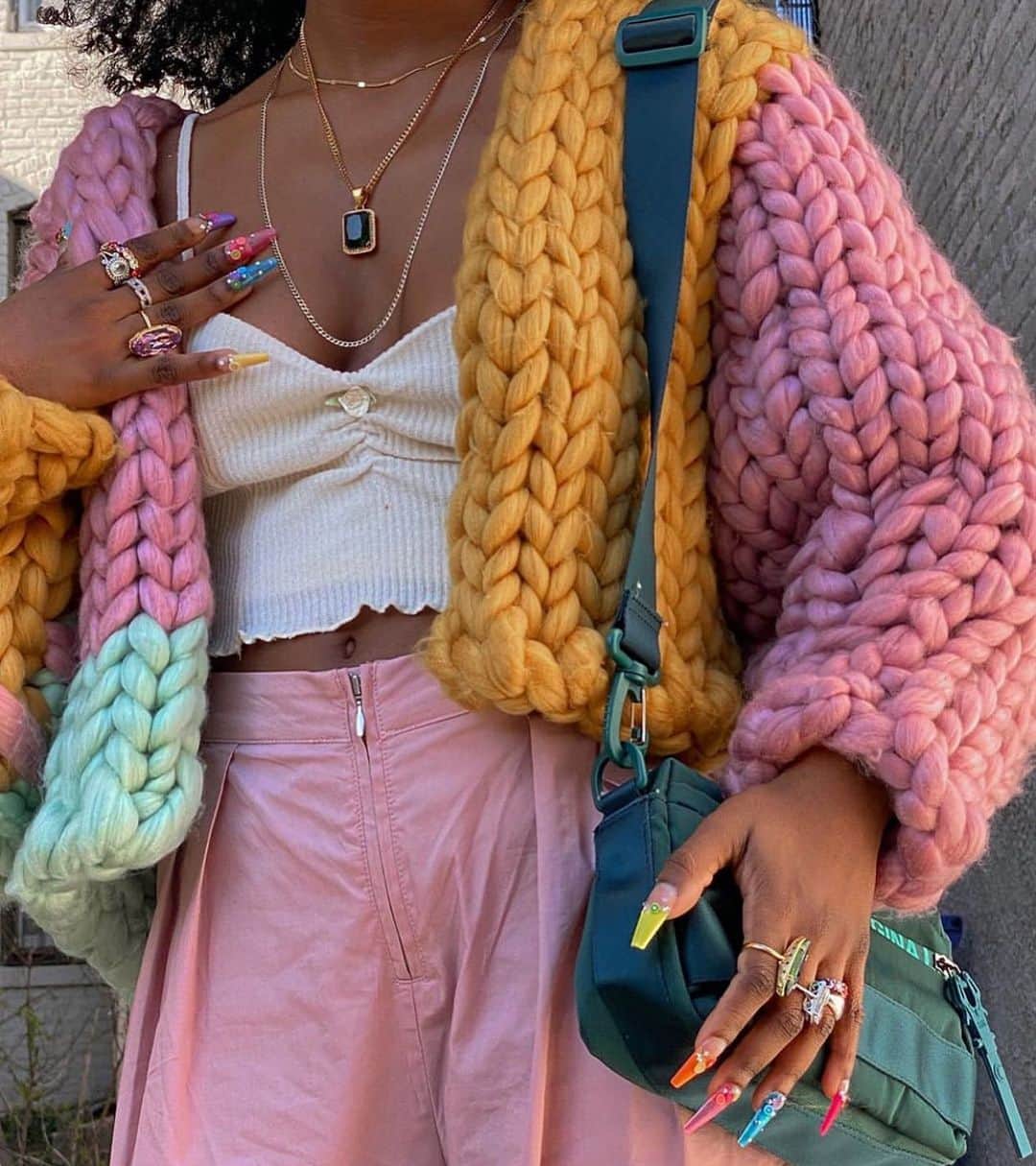 ジョージジーナ&ルーシーのインスタグラム：「@simply.cie with our YMA 🌈  There’s a huge sale in our online shop! Make sure to check it out, up to 50% on everything. #georgeginalucy #gglsquad」