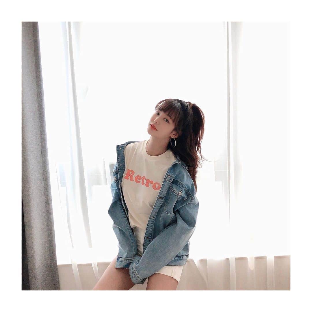チョン・ユジンのインスタグラム：「#협찬 It’s been hotter these days 🌞 Have a happy May⭐️ #hiddenforestmarket  #레트로티셔츠 #retrotshirt 💚🧡🌵🍀🌿」