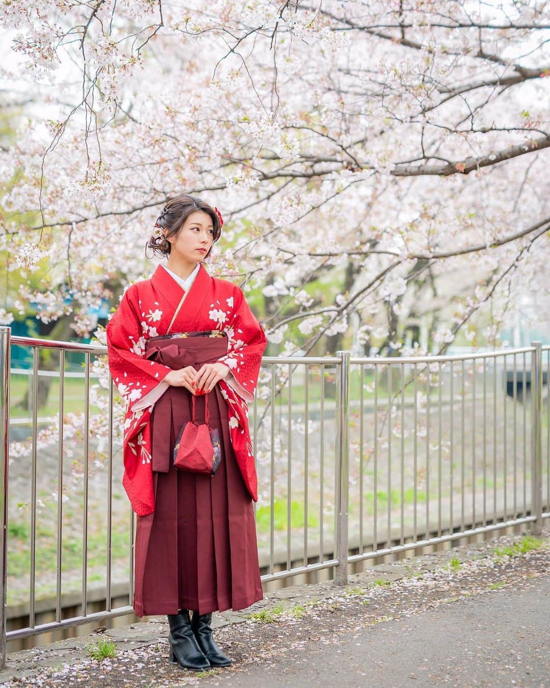 森脇加奈子さんのインスタグラム写真 - (森脇加奈子Instagram)「． 🌸 卒業したのにずっと家にいるので学生気分が抜けません。笑 ． 来年はもっと桜が見れるといいな。 ． #袴 #桜 #卒業式袴  #まだ4月(うそですよ)」5月6日 18時44分 - canaco316