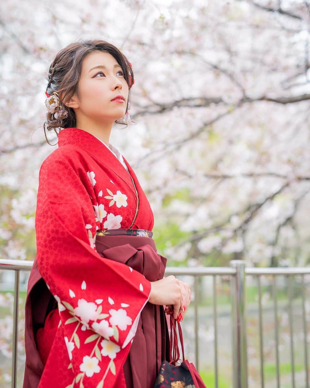 森脇加奈子のインスタグラム：「． 🌸 卒業したのにずっと家にいるので学生気分が抜けません。笑 ． 来年はもっと桜が見れるといいな。 ． #袴 #桜 #卒業式袴  #まだ4月(うそですよ)」