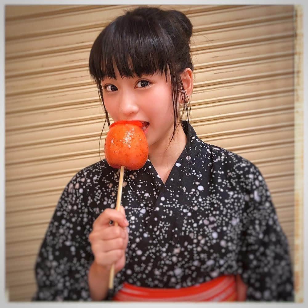 奥森皐月さんのインスタグラム写真 - (奥森皐月Instagram)「. . . 赤くて、丸くて、美味しくて . 人気のないもの . . . #奥森皐月 #りんご飴 #祭 #夜店 #屋台 #専門店 #大好物 #林檎 #今すぐ食べたい #流行らない #廃れない #スターダストプロモーション」5月6日 18時45分 - satuki_okumori_official
