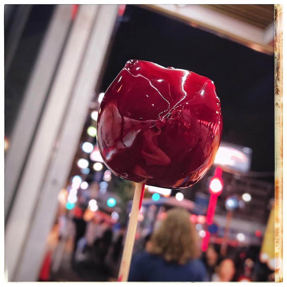 奥森皐月さんのインスタグラム写真 - (奥森皐月Instagram)「. . . 赤くて、丸くて、美味しくて . 人気のないもの . . . #奥森皐月 #りんご飴 #祭 #夜店 #屋台 #専門店 #大好物 #林檎 #今すぐ食べたい #流行らない #廃れない #スターダストプロモーション」5月6日 18時45分 - satuki_okumori_official