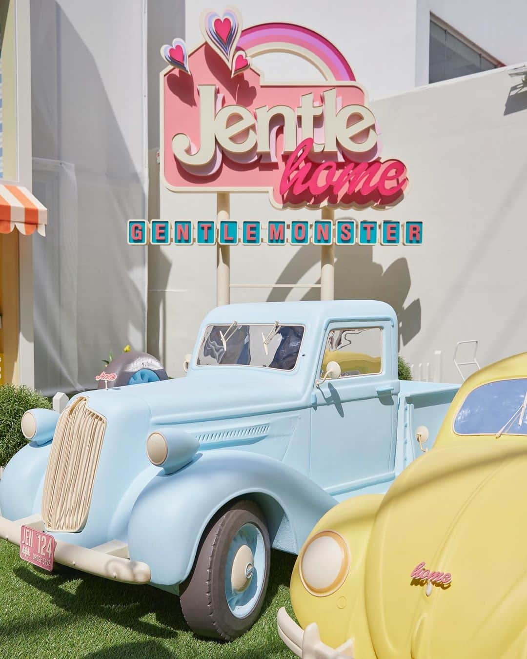 GENTLE MONSTERさんのインスタグラム写真 - (GENTLE MONSTERInstagram)「[Welcome to JENTLE HOME] Visit ‘JENTLE HOME' on May 13, where the magnificent world unfolds, created by Gentle Monster and BlackPink ‘Jennie’. Jennie's childhood memories will take us back to her dollhouse, to her nostalgic fantasy world. ⠀ Address: 22 Apgujeong-ro 10-gil, Sinsa-dong, Gangnam-gu, Seoul, South Korea Date: May 13th 2020 – September 12th 2020 Time: 12:00PM – 9:00PM ⠀ * Due to Coronavirus (COVID-19), this space requires all visitors to wear masks to prevent the further spread of the COVID-19 and secure safety for visitors. Space entry is restricted for those who do not wear masks and those who have a high fever of more than 37.5 degrees. Before entering the space, there will be a safety procedure including measuring the body temperature and sanitizing hands. ⠀ 젠틀몬스터와 블랙핑크 제니가 함께 꿈꾼 판타지 세계를 구현한 ‘JENTLE HOME’을 소개합니다. 5월 13일, 어릴 적 향수를 느끼게 하는 인형의 집을 모티브로 한 젠틀몬스터의 판타지가 펼쳐 지는 ‘젠틀 홈’을 방문해 보세요. ⠀ 장소: 서울특별시 강남구 압구정로 10길 22 운영 기간: 2020년 5월 13일 - 9월 12일 운영 시간: 12:00 - 21:00 ⠀ * 코로나바이러스 감염증-19 확산 예방을 위하여 본 공간은 모든 방문객의 마스크 착용을 의무화하고 있습니다. 마스크 미착용자 및 37.5도 이상 고열이 있으신 분들은 공간 입장이 제한됩니다. 공간 입장 전, 마스크 착용 점검 및 체온 측정, 손 소독 등을 진행합니다. 공간 내부에서도 관람객 간 생활속 거리를 유지하며 운영됩니다. #GentleMonsterxJennie #JentleHome #GentleMonster #Jennie #JentleHomeByJennie #JentleHomeIsHere」5月6日 18時52分 - gentlemonster