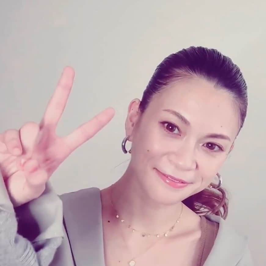 小柳ゆきのインスタグラム：「本日5/6(水)23:59までYouTubeへ公開をしています。 まだの方は是非‼️ . ■SPHERE-feat.デーモン閣下- youtu.be/mhurYiqteL0 . . そして昨日、新たな動画を公開致しました。 こちらも是非ご堪能ください😊 . ■be alive〈#stayhome 〉 youtu.be/zjbOyv2Ad-k . （プロフィールのリンクからYouTubeチャンネルへ👉） . by STAFF」