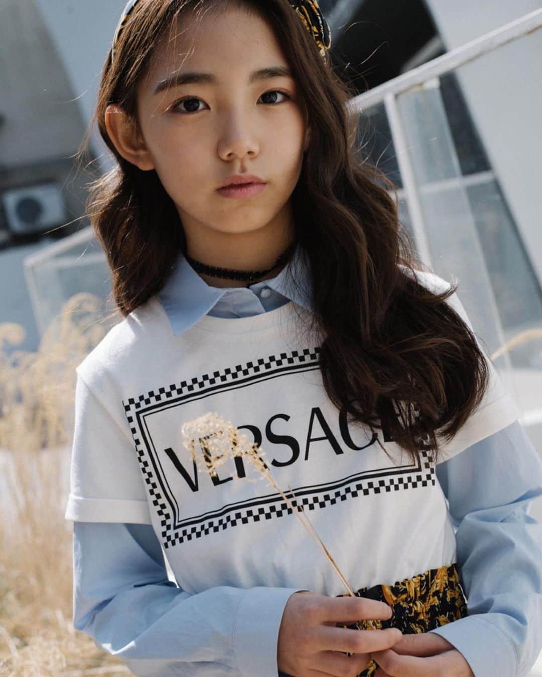 ウンチェのインスタグラム：「VERSACE X 은채 💛 - - - - @farfetch @versace  #farfetch #파페치 #베르사체키즈 #영베르사체  #versace #youngversace #versaceSS20 #키즈모델 #주니어모델 #아역배우 #이은채 #은채」