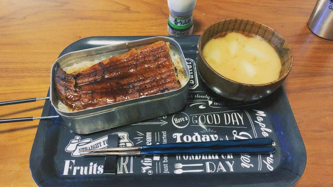 長田成哉のインスタグラム：「新庄ゴールデン味噌の味噌汁とメスティンうなぎ。 最強。  #個人的な自炊の記録」