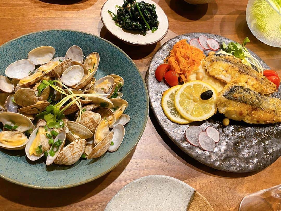 近藤千尋のインスタグラム：「あさりの酒蒸しとさわらのパン粉焼き🐟 明日は久々のお仕事なので 料理以外の更新しますね…📸笑🥺 今雷がすごくて、、 長女に雷ってなに⁉️🥺と聞かれて なかなか伝わらなくて困っています。笑😂 そりゃあ3歳からしたら全て不思議よね🥺。。」