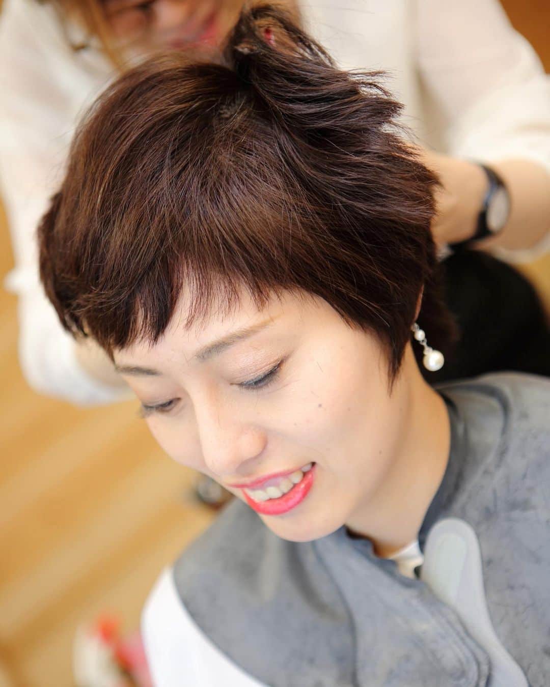 のインスタグラム：「【パーティーレポート】披露宴前のお色直し中に、なんとロングヘアからショートカットへバッサリ！　インパクト大のヘアチェンジサプライズは、披露宴の入場でゲストを驚かせました。﻿ ﻿ ﻿ LOCATION : UMI no RUSTICWEDDING﻿ PARTY SPACE : LAGO BIANCO﻿ GUEST : 46﻿ SEASON : SPRING﻿ ﻿ M&Uの公式サイトでは、挙式・披露会陰会場のご紹介やパーティーレポート、最新の情報などをご確認いただけます。﻿ ﻿ プロフィール( @mandu_wedding )内にあるURLよりご確認ください。﻿ ﻿ *・。*・。*・。*・。*・。*・。*・。﻿ ﻿ 【苔の里・木場潟を巡る♪ 杜と湖のラスティックウエディング見学会】﻿ ﻿ 南加賀の大自然を舞台とする“杜と湖のラスティックウエディング”。﻿ その舞台となる苔の里・木場潟の見学ツアーです。﻿ 実際のロケーションを体感してお二人のイメージを膨らませてください！﻿ ﻿ ○開催日／土日祝の11:00〜15:00（完全予約制）﻿ ○お問い合わせ・お申し込み／プロフィール内のリンクより公式サイトにお進みください。﻿ ﻿ *・。*・。*・。*・。*・。*・。*・。﻿ ﻿ 【M&U WEDDING の結婚式】﻿ ﻿ 100年経っても変わらないこの景色。﻿ 訪れるたび、幸せの記憶がよみがえる。﻿ ﻿ 石川県小松市。ここにある自然環境を最大限に活かした、シンプルでナチュラルな結婚式、『ラスティックウエディング』﻿ ﻿ ラスティックとは、「素朴」や「温かみ」という意味があります。﻿ 自然に囲まれて、気持ちのよい日差しを浴びながら、飾り過ぎない素の美しい世界で、大切なゲストとかけがえのない時間を過ごす。まるで映画のワンシーンのようなウエディングです。﻿ ﻿ *・。*・。*・。*・。*・。*・。*・。」