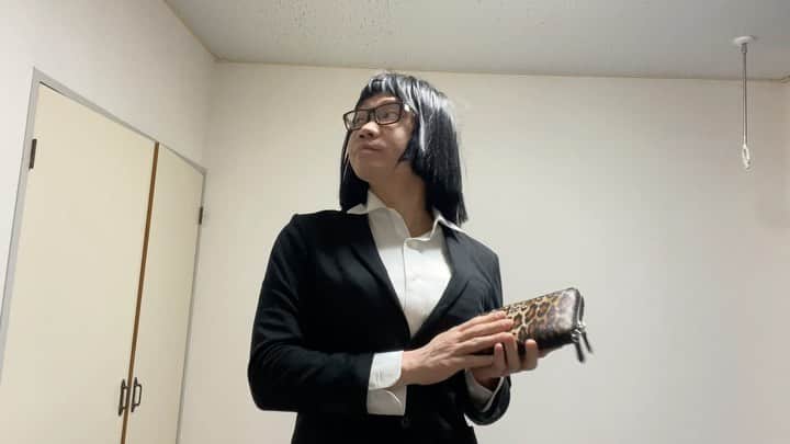 岡下雅典のインスタグラム：「去年の細かすぎて伝わらないものまねのオーディションで最終選考まで残ったけどあかんかったものまね  その② 「コンビニでお会計する時のOLのお金の出し方」」