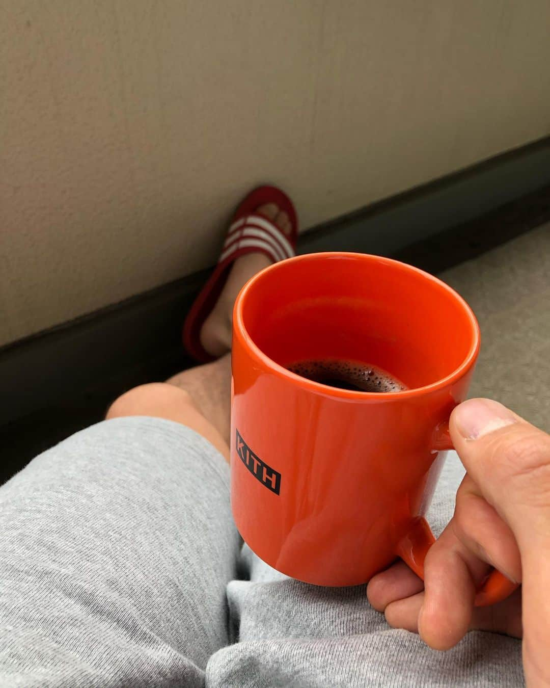 矢地祐介さんのインスタグラム写真 - (矢地祐介Instagram)「たまにやるベランダでコーヒー☕️ 今の時期最高に気持ちいい🤤🍃 しっかしいろんな新しい形がどんどん出来てきて目まぐるしいねぇ💦 でもいつだって水のように柔らかく💧 Be water , my friend. アチョー💥」5月6日 19時29分 - usk_yachi