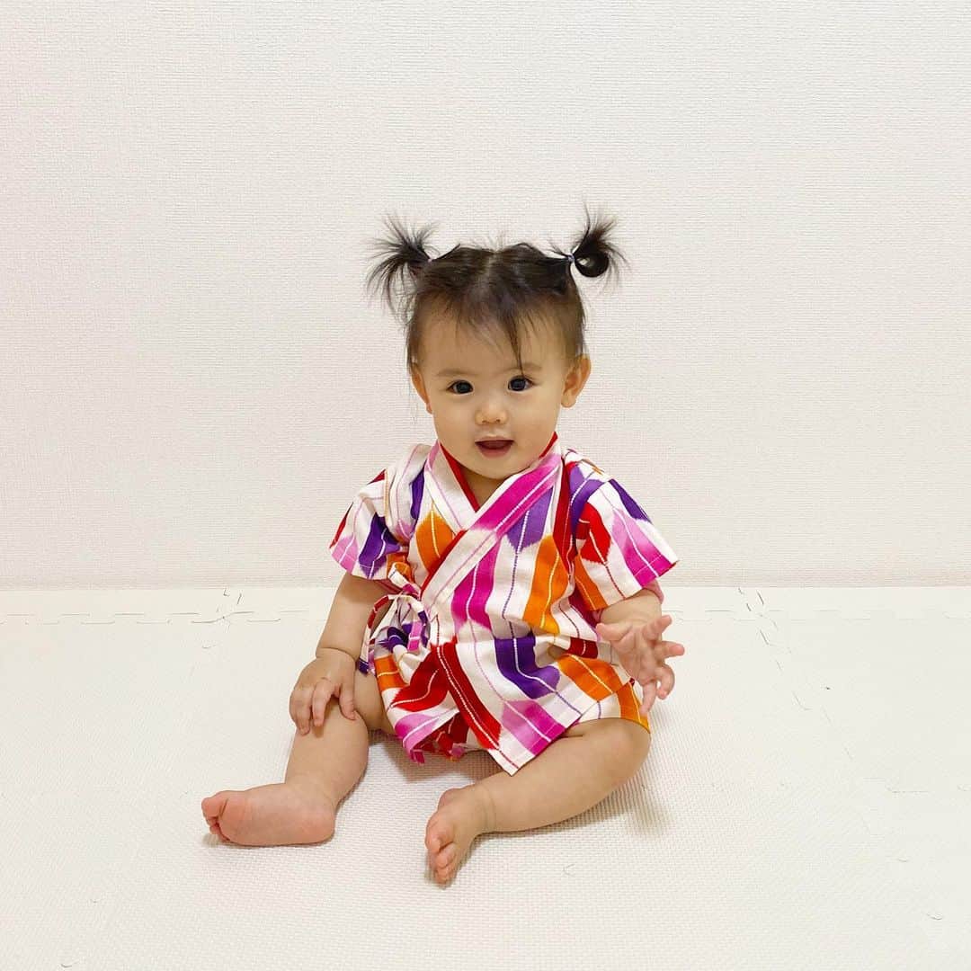 姫野れみのインスタグラム：「こどもの日🎏 昨日は甚平をきてみました♡♡ たくさん遊んで髪型崩れちゃってるけど...😅 デコレーションしたお料理とケーキを 机いっぱいに並べて楽しくお祝いしました🥰 ・ #baby #girl #babygirl #9months #9ヶ月 #こどもの日 #赤ちゃん #ベビー #女の子 #女の子ベビー #ベビフル #ベビー服 #ベビモ  #赤ちゃんのいる生活 #べびすたぐらむ #甚平」
