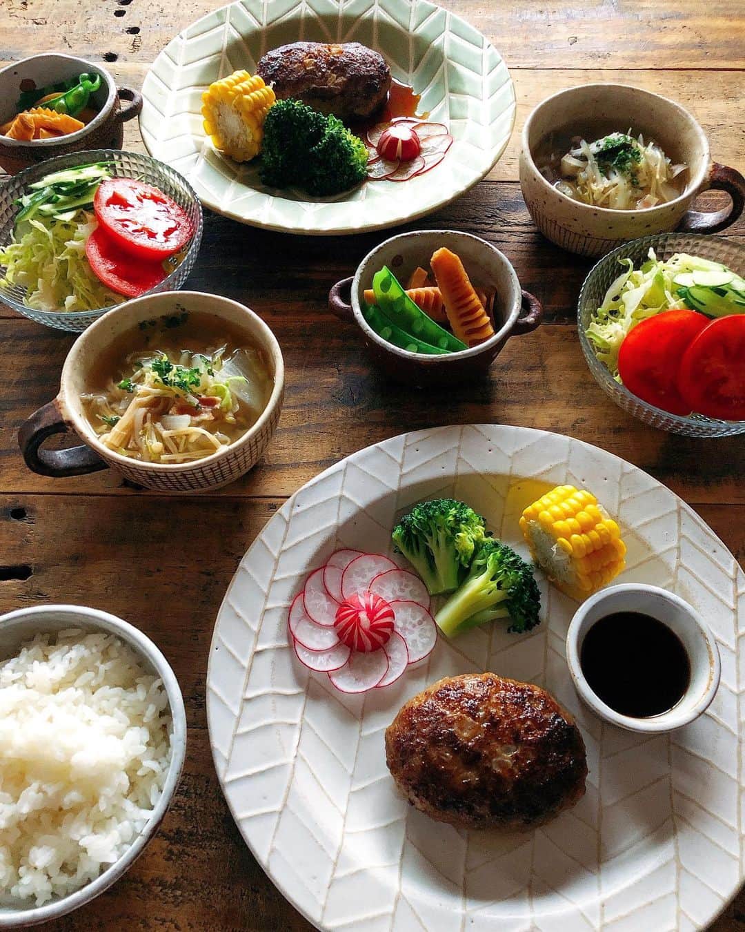 chaako ちゃあこのインスタグラム：「2020.5.6 * 今日の晩御飯٩(๑❛ᴗ❛๑)۶ * ＊泰元のハンバーグ ＊筍の煮物 ＊サラダ ＊色々野菜スープ ＊ごはん * でした(๑´ڡ`๑) * GW最終日は、#泰元 の黒毛和牛のハンバーグ。 @taigen_29  この間購入してたやつです(*≧∀≦) * 解凍して、油を入れずに焼くだけ。 * ソースも付いてますが… 塩で食べるのが美味しかった♡ * お店でも食べた事あるけど、このハンバーグが1つ200円だなんて信じられない…(笑) * せっかくだから、付け合わせを可愛いくしたかったのに、何か微妙な仕上がりに(๑°⌓°๑) * センスが無いのに、こういう事をしちゃいかんって話(笑) * スープは玉葱、もやし、椎茸、えのき、しめじ、キャベツ、ベーコン少し。 * 仕上げに生姜をすりおろして入れてます。 * * GW、今日で終わりですね。 うちはカレンダー通りなので、明日から通常運転。 * でも早寝早起きが習慣になったからなのか、今日も5時頃には目が覚めたし、明日も大丈夫なはず(￣m￣*)多分ね、多分(笑) * * * #おうちjoice#joiceonthetable#ジョイスオンザテーブル」