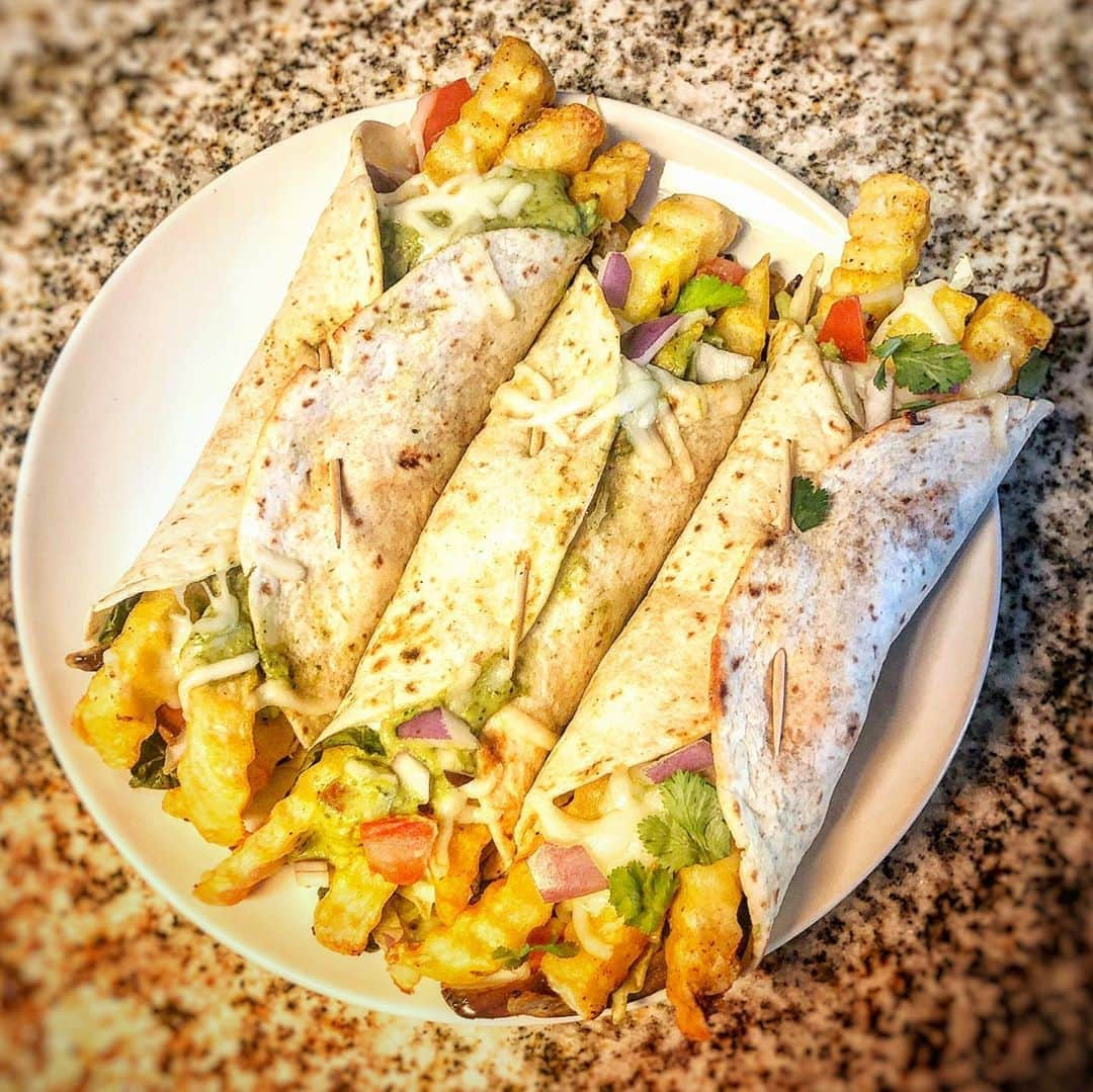 Jada Lalita Patipaksiriのインスタグラム：「We were craving tacos, but Tuesday’s are also a meatless day for us.... so voila! 🌮 🍟  #veggieday #tacos #fries #potatoes #cincodemayo #veggietacos #tasty #yum  #foodpics #foodie #food #cooking #recipe #kitchen #cookbook」