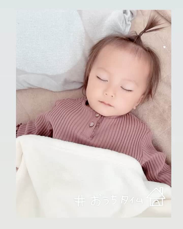 高橋菜摘のインスタグラム：「💭 しあわせおひるねじかん😴 下の子にとってはstayhome最高みたい。 兄のお迎えもないから起こされないし どうしても自分で食べたい時期で 食べ散らかしても怒られないし😚 こうなるまでは家にずっと居る事なんて ほとんどなかったけど stay home終わっても家に居る時間も 大切にしよう💭と思うけど しかしずっと走っていたい兄問題😢 全力ダッシュOKの広さがある家に住みたい。 . . . #1歳 #1歳半 #女の子ベビー #女の子 #天使の寝顔  #寝顔 #おひるね #女の子育児 #自粛生活 #おうちじかん  #ママリ #ベビフル #癒し #コドモノ #女の子ママ」