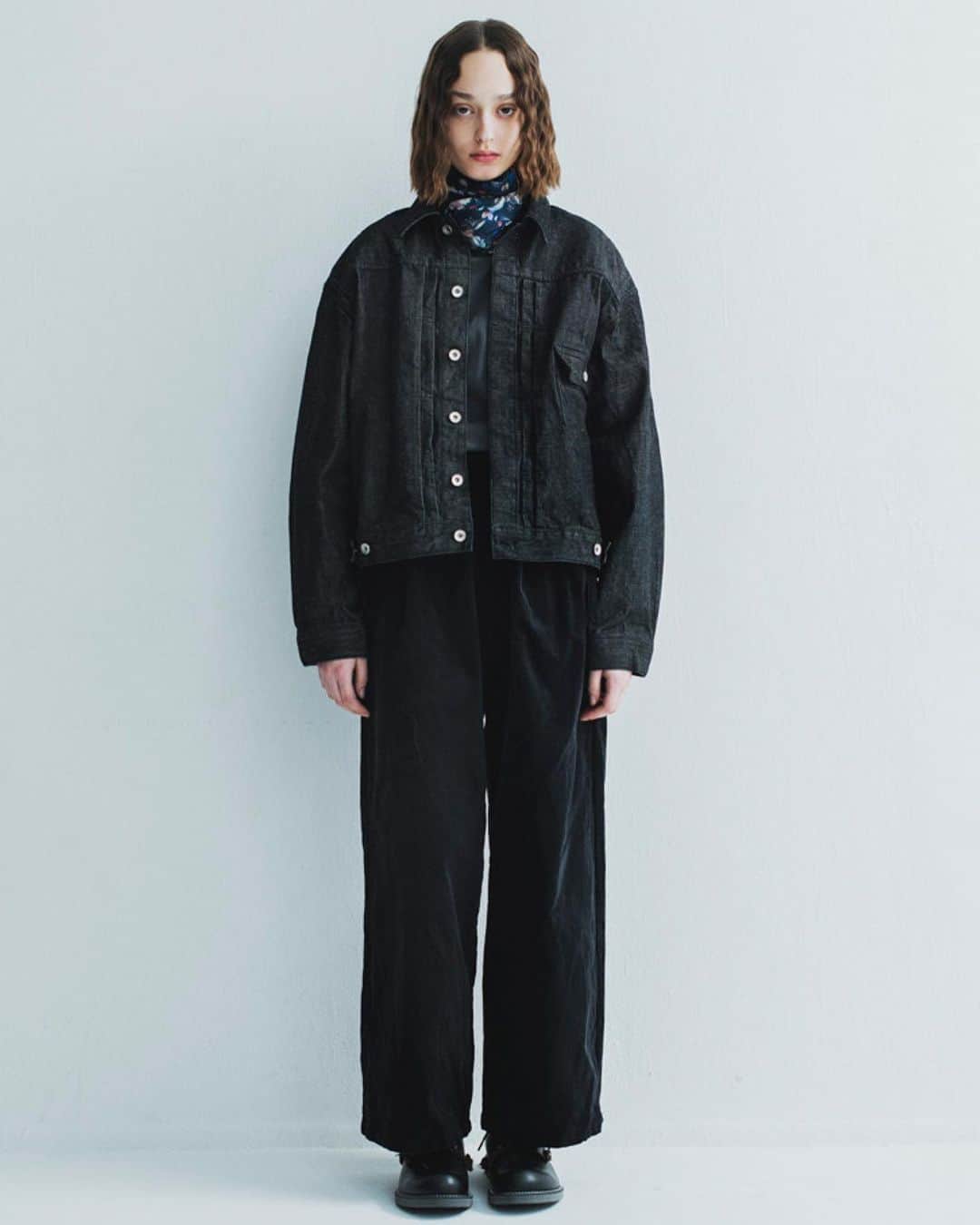 メアグラーティアのインスタグラム：「meagratia FW20 LOOK  art direction: @ak813_____  flower: @yukarisatoflower  styling: @go_momosee  hair&make: @mukai_daisuke  photo: Kenichi Mui #meagratia #flower #fashion #lookbook #fw20」