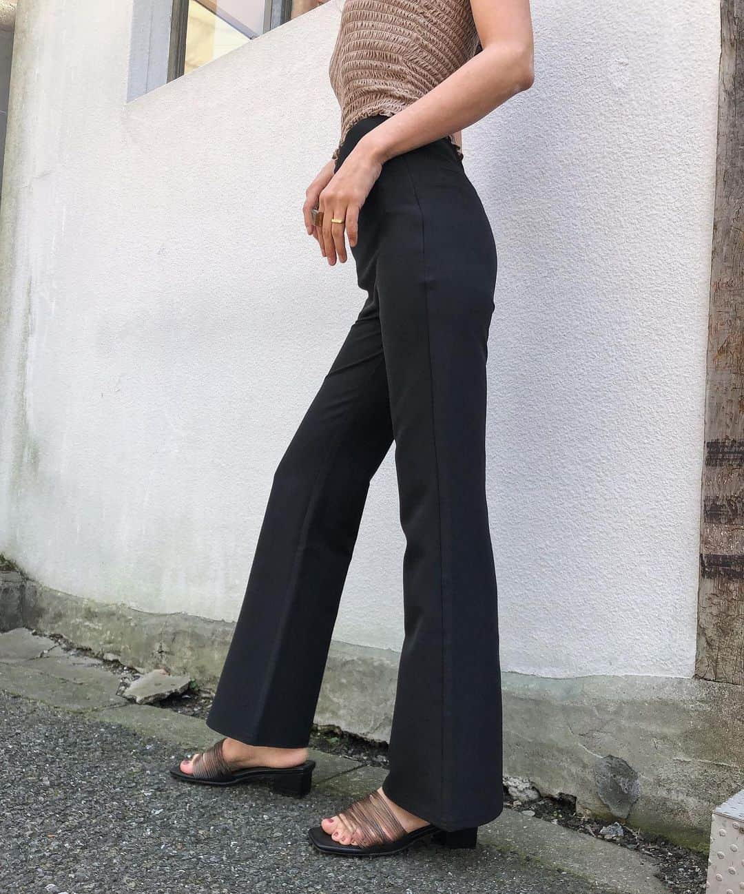 佐野真依子さんのインスタグラム写真 - (佐野真依子Instagram)「■High Stretch Flare Pants ￥9,020 美脚効果抜群の新作 ハイストレッチフレアパンツ🤍 ポリエステル×ポリウレタンのハイストレッチ生地を使用して ぴったりフィット感のある履き心地🤍 シルエットが綺麗に出るよう 計算されたフレアボトム🤍 ベーシックで飽きのこない季節を問わず長く着まわせるフレアパンツです🤍 BLACK BROWN BEIGE の3色をご用意しました🤍 @trunc88_official  #trunc88」5月6日 11時04分 - sanomaisanomai