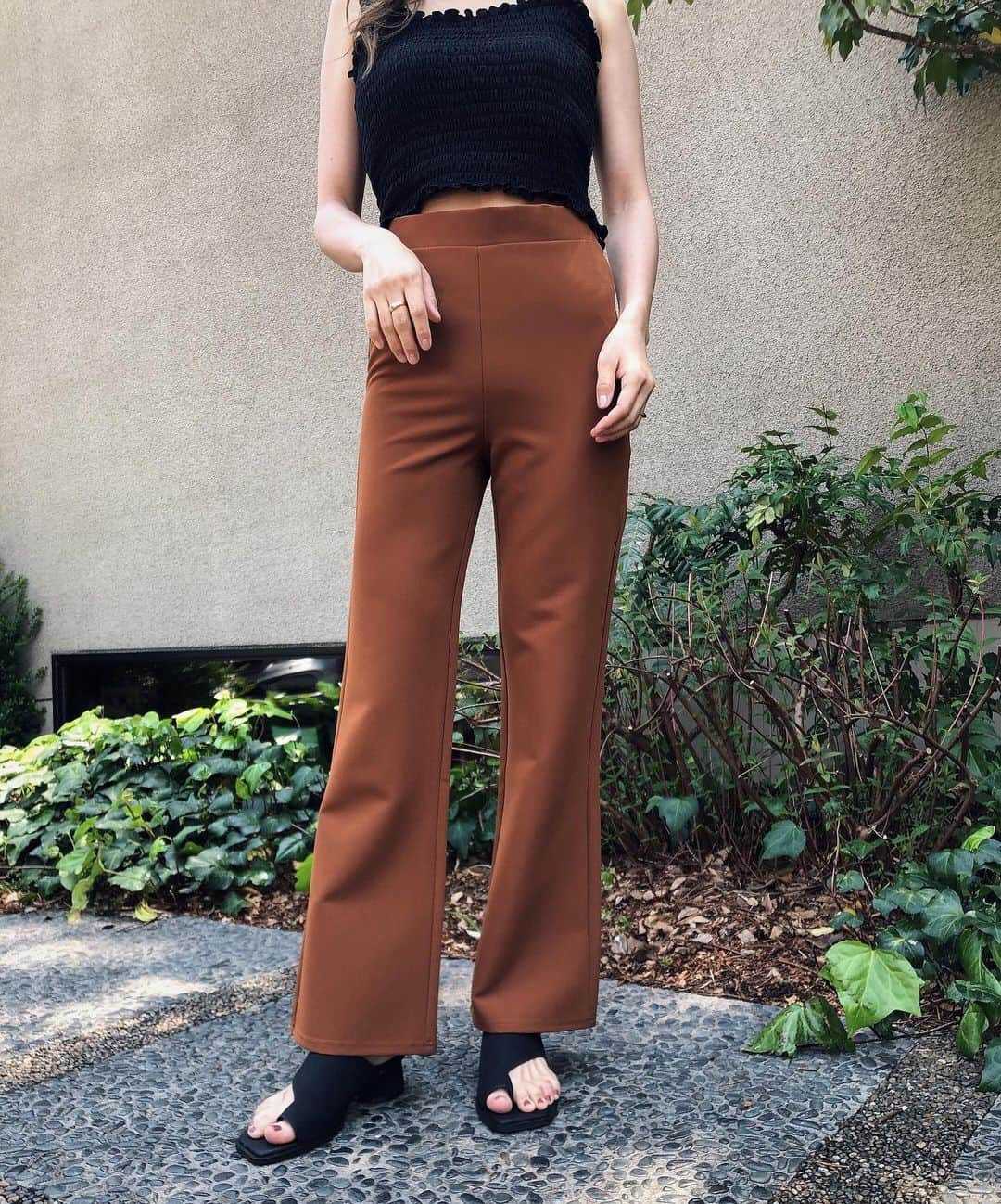 佐野真依子さんのインスタグラム写真 - (佐野真依子Instagram)「■High Stretch Flare Pants ￥9,020 美脚効果抜群の新作 ハイストレッチフレアパンツ🤍 ポリエステル×ポリウレタンのハイストレッチ生地を使用して ぴったりフィット感のある履き心地🤍 シルエットが綺麗に出るよう 計算されたフレアボトム🤍 ベーシックで飽きのこない季節を問わず長く着まわせるフレアパンツです🤍 BLACK BROWN BEIGE の3色をご用意しました🤍 @trunc88_official  #trunc88」5月6日 11時04分 - sanomaisanomai