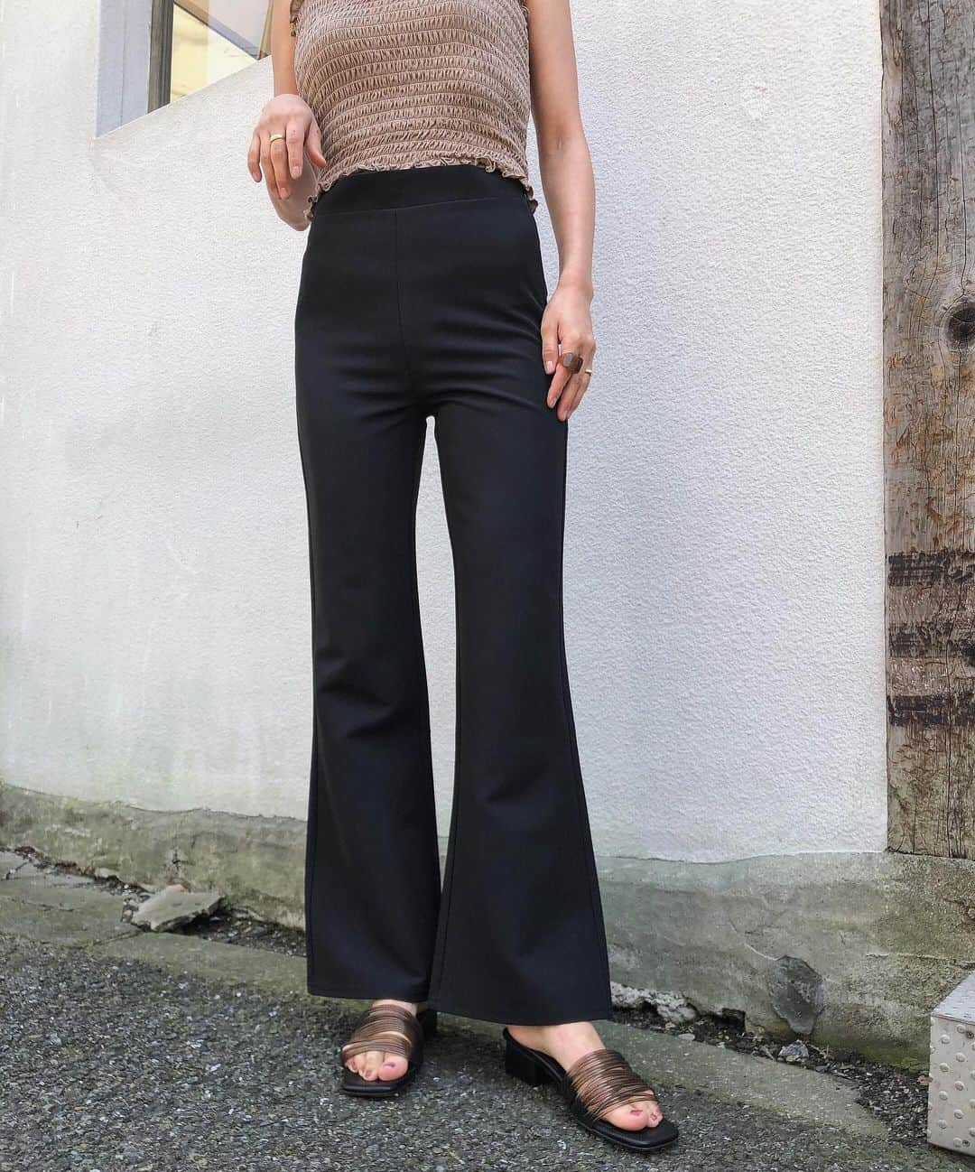 佐野真依子さんのインスタグラム写真 - (佐野真依子Instagram)「■High Stretch Flare Pants ￥9,020 美脚効果抜群の新作 ハイストレッチフレアパンツ🤍 ポリエステル×ポリウレタンのハイストレッチ生地を使用して ぴったりフィット感のある履き心地🤍 シルエットが綺麗に出るよう 計算されたフレアボトム🤍 ベーシックで飽きのこない季節を問わず長く着まわせるフレアパンツです🤍 BLACK BROWN BEIGE の3色をご用意しました🤍 @trunc88_official  #trunc88」5月6日 11時04分 - sanomaisanomai