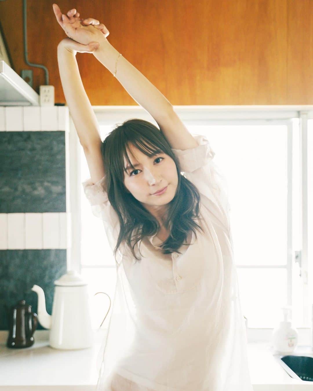 のインスタグラム：「. . 柔らかく伸びたかったんだけど ぴーんと伸ばしすぎました。笑 . . 今日も熊本は快晴だ☀️ 皆さん良い1日を¨̮♡︎ . . 写真は @u9_yy さんに撮っていただいたシリーズ🌼 . . #amazonプライム #tokyolovestory見てみよう」