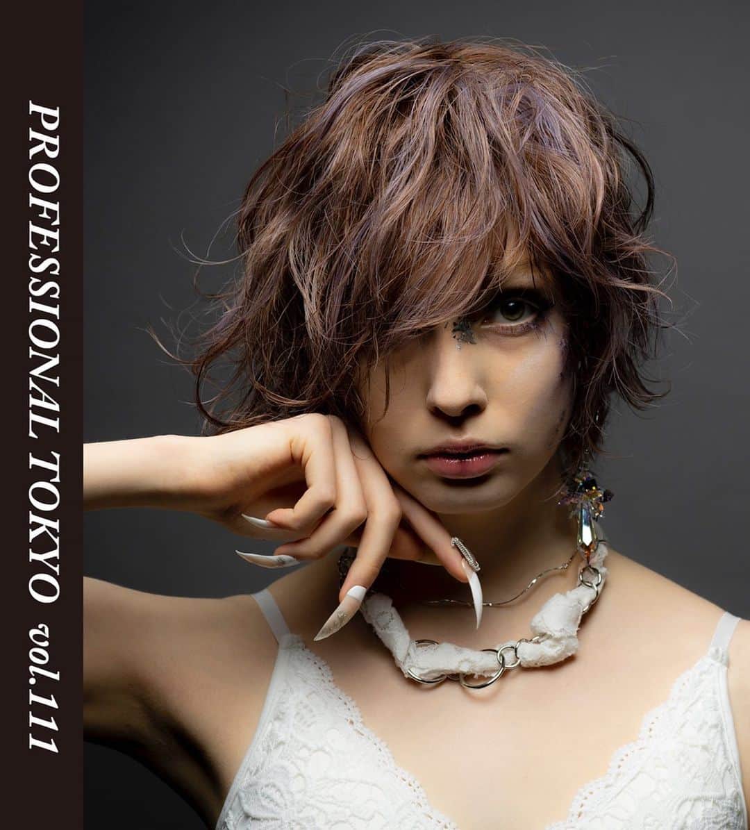 東京ファッションエッジ／プロフェッショナル東京のインスタグラム：「4月15日発売「PROFESSIONAL TOKYO 111号」桜井靖浩さんの作品を少しだけご紹介します✨ 素敵な作品や貴重なインタビューも掲載の「PROFESSIONAL TOKYO 111号」を是非ご覧ください😚  @y.sakuraidedore  #東京ファッションエッジ　#tokyofashionedge #プロフェッショナル東京　#profeshionaltokyo #クリエイティブヘア #creative #クリエイティブヘアスタイリスト #creativehairstylist #hair #ヘアスタイル #hairstyle #ヘアカラー #haircolor #メイク #make #makeup #ファッション #fashion #美容師 #ヘアスタイリスト #hairstylist #hairstylistjapan #美容学生」