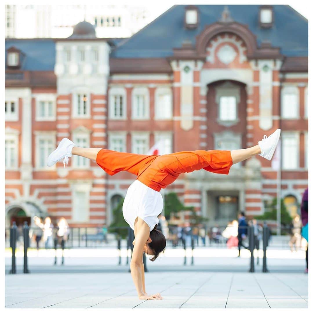 のインスタグラム：「“ インスタグラムで逆立ちしましょーーー！！ . #逆立ち募金 #handstanddonation #STAYHOME #逆立ちチャレンジ #逆立ちリレー #おうちトレーニング #おうちクリエイター #Handstand . この度、#逆立ち女子 が111投稿を迎えました！ いつも応援してくれているみなさん！ 本当にありがとうございます🙇🏽‍♀️🙇🏽‍♀️ . 今回、逆立ち女子111投稿を記念して、 #逆立ち女子 × 募金活動 !!!!!!!😆👏🏽✨やってみます！ . . 詳細先に言います！ ○5/5-6/23(インターナショナルハンドスタンドデー)まで ○#逆立ち募金 or #handstanddonation このどちらかのタグをつけて、逆立ちの写真か動画を投稿してください！ ○壁を使っても、親子で挑戦、三点倒立でもOK ○みなさんの逆立ち投稿数×5円💰＝募金金額 ○ご縁(5円)を繋いで、協力してくれる人にどんどん回してください！ ○6/23を迎えて募金の金額が決まったら 児童養護施設など、子どもたちを支援している団体に私と私の会社が寄付します！！ . . 今回の活動は私だけじゃなくて、 みなさんに #逆立ち に挑戦してもらいたく、 この活動をすることに決めました！ 逆立ちの効果と私や体操選手のすごさを実感してもらいたいです😏✨笑笑 これをきっかけに一日に一回逆さまになってもらって、頭の中や気持ちがリセットする習慣ができたら嬉しいなと思います！ 逆立ちは究極の体幹トレーニングですよ！！ . また、何か子どもたちの支援をしたいという思いもあり、そういった環境を応援している支援団体に寄付することにしました。 みなさんが逆立ちを挑戦することで、支援になります！！ . コロナの影響で体操教室も2ヶ月半お休みになっています。 その期間、体操や体を動かす楽しさを発信できないことにもやもやしていますが、 こういった活動をきっかけに、おうちで体操に触れ、おうち時間を楽しんでほしいです！ . 長々とお時間いただき、ありがとうございます！ みなさんの#逆立ち募金 投稿を楽しみにしています😊🙏🏽 . 株式会社W.O.E 岡部紗季子」