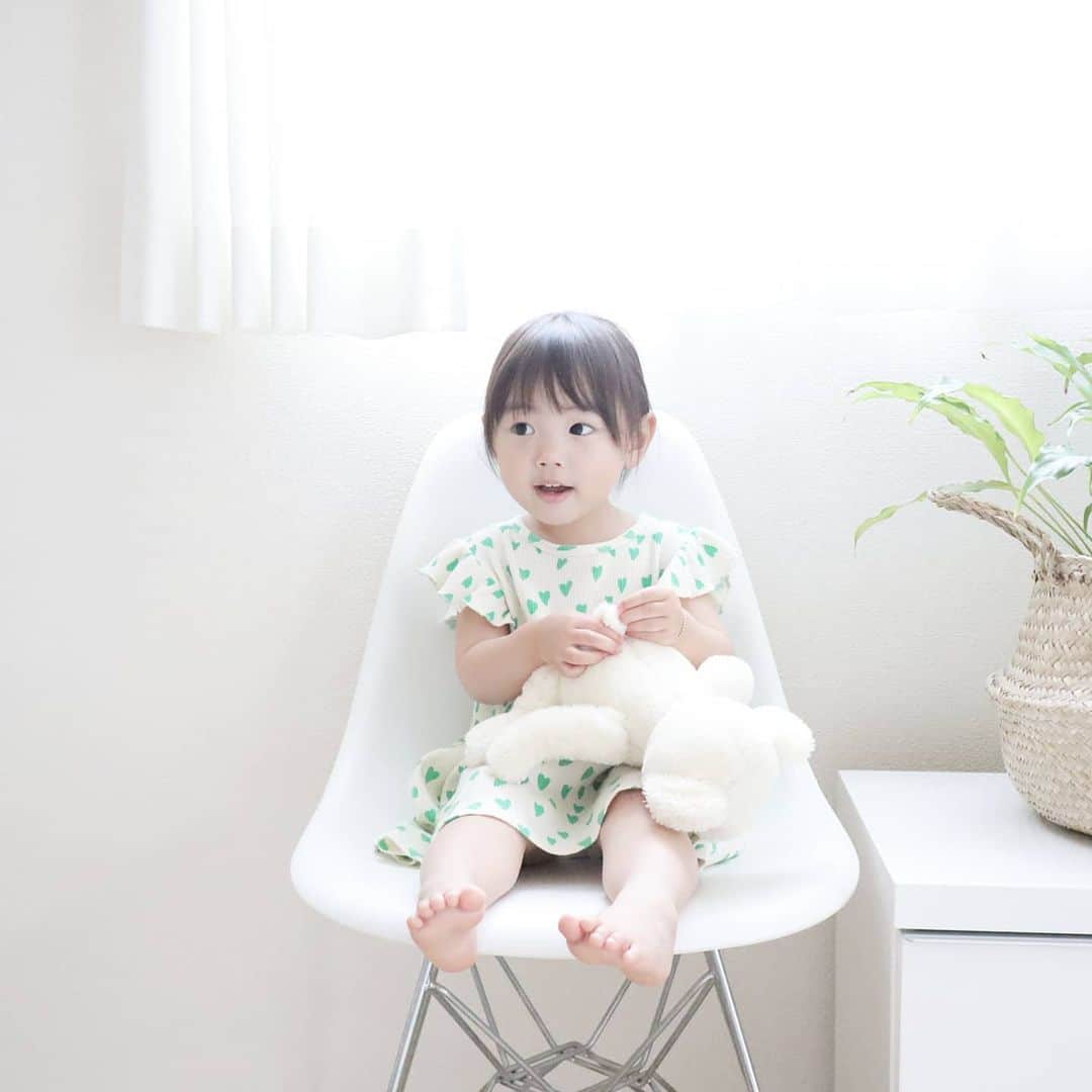 Eri Satoのインスタグラム：「前に @babyshop でGETした可愛いワンピもそろそろたくさん着られる季節だな💛 · @babyshop では 5月5日(火)～5月12日(火)AM6:59まで バースデーセールページの商品を100ユーロ以上購入時、コード入力で25％OFFになるよ！ 👉コード：BABYSHOPBIRTHDAY 👉セールページhttps://jp.babyshop.com/babyshop-birthday/s/1337 · 春夏の新作もセールしてるし、可愛いのたくさんあって迷う😂 現地設定のオフィシャル価格だから安いし、日本語だから安心して買えるよ✨ おうち時間まだまだ長そうだから、たくさんチェックしちゃおう☺️ ·  #babyshop #ベイビーショップ #ベイビーショップバースデーセール#海外子供服#北欧#北欧雑貨#北欧デザイン#キッズコーデ#ベビー服#女の子服#女の子#女の子コーデ#女の子コーデ#pr」