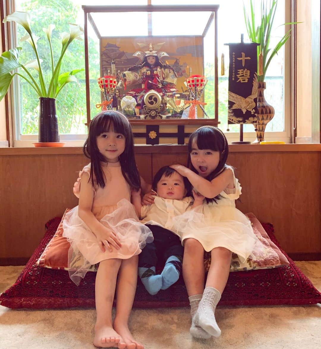 菊井亜希のインスタグラム：「5月5日こどもの日🎏 十碧の初節句😊 トトから受け継いだ五月人形を背に 強く優しく逞しく、健やかに育って欲しいと願って…✨ 飾った菖蒲は、菖蒲湯に♨︎ #こどもの日 #初節句」