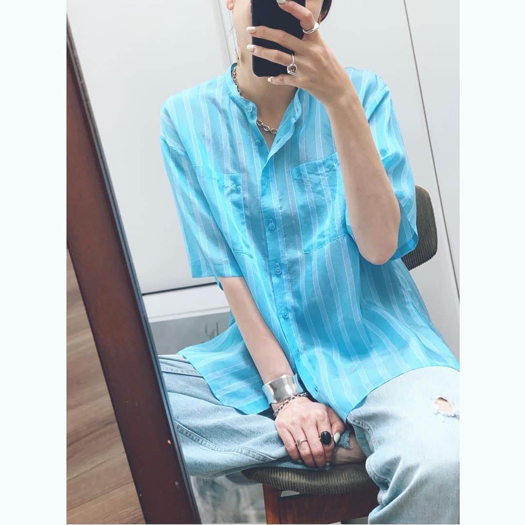 二ノ宮和佳子のインスタグラム：「Stripe shirt @aewen_matoph  イタリア製のシルク混素材を使用したシャツ 少しオーバーサイズなシルエットですが、シアー感があるので品よく着こなせます 羽織としても使えますよ このブルーは別注カラー 何通りもストライプを組んで、素材におとし試行錯誤した色 夏には膝丈パンツとサンダル合わせしたいな  #aewenmatoph #イウエンマトフ #stripeshirt」