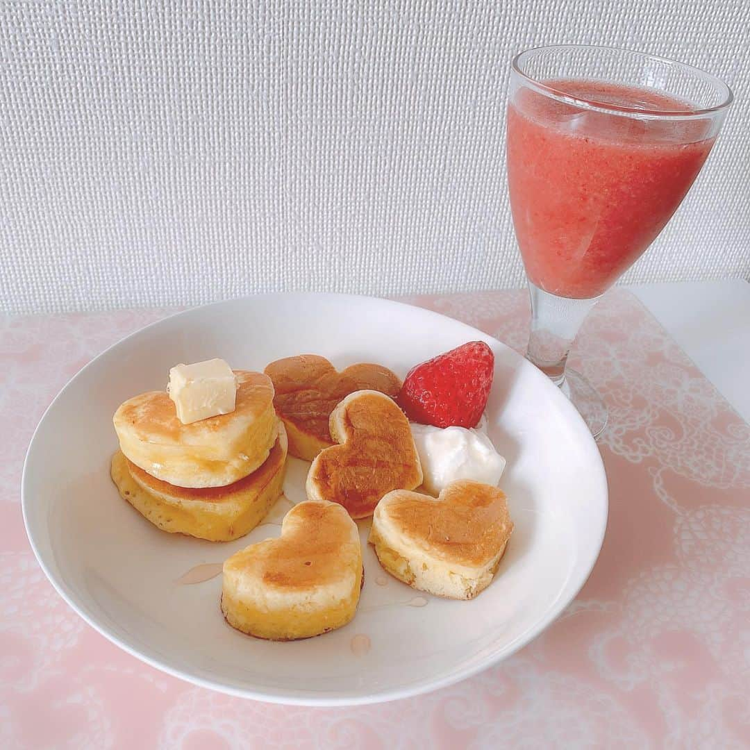 星野麻里愛さんのインスタグラム写真 - (星野麻里愛Instagram)「ハートのホットケーキ作った🥞❤️ ﻿ ﻿ ﻿ ﻿  #おうちカフェ#おうちかふぇ#おうちごはん﻿ #おうちじかん#ホットケーキ#ホットケーキミックス ﻿ #ホットケーキミックスレシピ #ホットケーキミックスで簡単#ミニパンケーキ#パンケーキ#まりあcafe﻿ #パンケーキ作り#いちごジュース」5月6日 11時36分 - maria.pink28