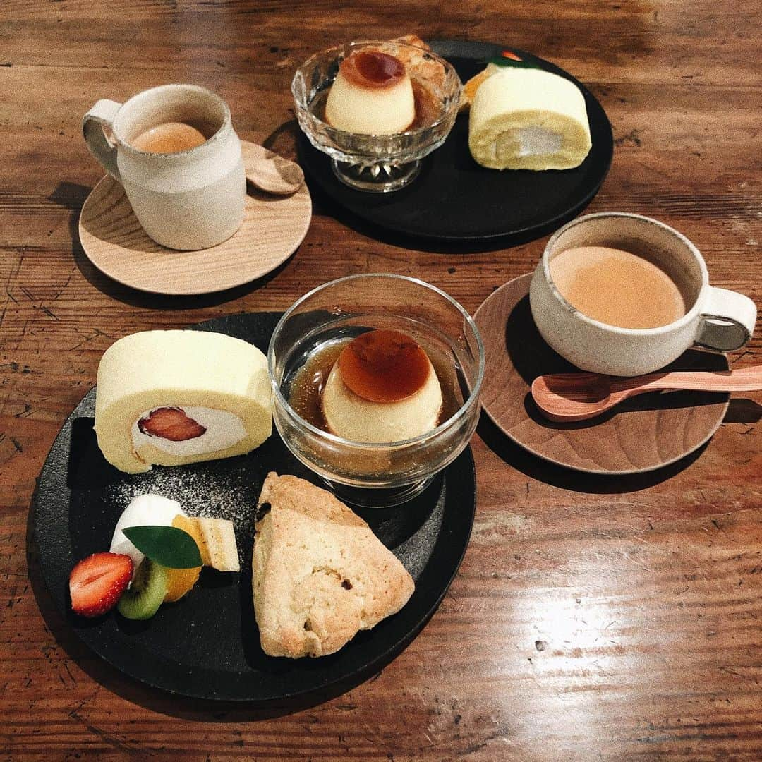 高橋野乃子さんのインスタグラム写真 - (高橋野乃子Instagram)「． お腹すいたから昔行ったカフェ☕︎ ． オオカミの口🐺 並んだ価値ありだったお店。 ． ケーキもスコーンもプリンも 選べなくて全部のせのやつにした。  罪悪感をかき消すためにたくさん歩いて帰った日🙄笑 ． 1人だと適当ご飯になるし 美味しいも半減する気がする。笑 ． 誰かと食べる食事の幸せさと 母の味の安心感、身に染みる日々…🍽 ． #福岡  #福岡カフェ  #オオカミの口 #ののゴハン」5月6日 11時38分 - _nonstyle_