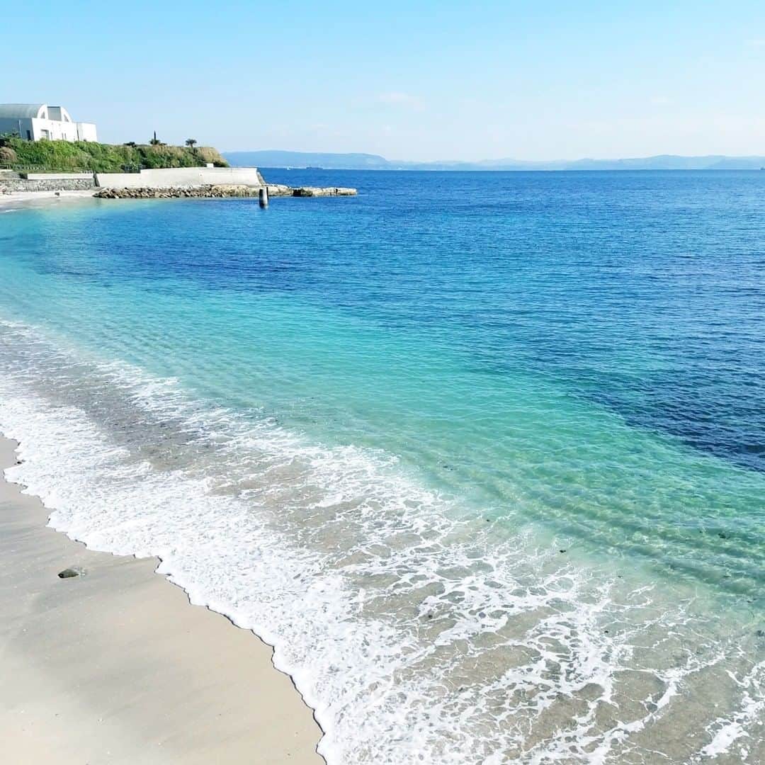 のインスタグラム：「こんな色の海が三浦半島にもあるんですよ！　「行きたいところリスト」がどんどん増えちゃいそう😆  #海 #旅遊 # #旅行気分 #ダレカニミセタイケシキ #水平線 #絶景ポイント #おうちで旅体験 #空好きな人と繋がりたい #海好きな人と繋がりたい #空が好き #ビーチ #rakutentravel #タビジェニ #igで繋がる海 #みさきまぐろきっぷ #夏休み旅行計画 #水際 #三浦海岸 #三浦半島いいところ🙌 #横須賀市 #三浦 #三浦市 #マホロバマインズ #maholovaminds #マホロバケーション #神奈川観光 #三浦半島 #マホロバ #マホロバマインズ三浦」
