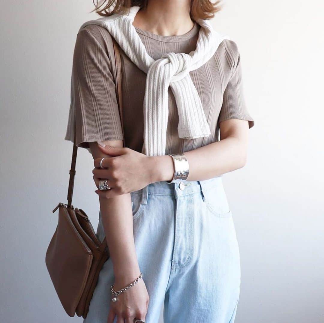 Locariのインスタグラム：「♡ おうち時間で「ベーシック服の更新」をしてみませんか？ベーシック服とはいえ、毎年シルエットが少しずつ変化しています。たとえプチプラでも、今年の服を着るだけで簡単に今っぽさをまとえますよ😊 ・ 記事タイトル 買わなきゃ損！2020年に更新すべきプチプラ『NEWベーシック服』 LOCARIでお楽しみください💕 @locari_jp ・ Photo by @_____ma.k.o さん ・ #LOCARI #ロカリ #おうち時間 #ベーシック服の更新 #ユニクロのリブTシャツ #ランダムリブクルーネックT #買い物は３密を避けて #通販も活用しましょう #StayHome週間」