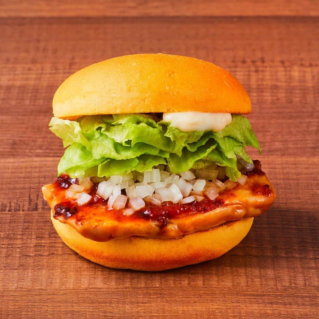 のインスタグラム：「. . 【テリヤキチキンバーガー】🐓. . テリヤキソースとマヨネーズ、レタスの相性って最高ですよね！. . フレッシュネスバーガーの【パンプキンンバンズ】ともよく合います😋. . 食べたくなった方は、. ぜひ”いいね！”をお願いします👍. . . #フレッシュネス#フレッシュネスバーガー#freshness#freshnessburger#Japan#burgers#foodlover#お昼ごはん#おうちご飯#おうち時間#stayhome#おうちごはん#テイクアウト#お持ち帰り#テリヤキチキンバーガー#ハンバーガー#テリヤキ#テリヤキチキン#TERIYAKI#チキン#CHICKEN#バンズ#ハンバーガー部#ハンバーガー巡り#gourmet#foodie#delicious#instagood#グルメ巡り#グルメな人と繋がりたい」