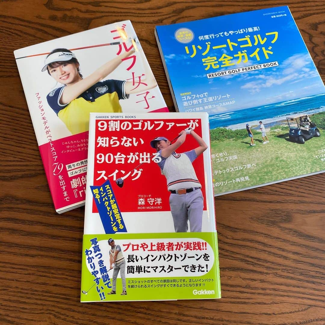 三枝こころさんのインスタグラム写真 - (三枝こころInstagram)「ブックカバーチャレンジ📚 りほちゃん @takahashi.riho から回ってきたので投稿します。 家にいる時間は有効活用しなくちゃね！ ・森さんの本でスイングの勉強したり ・リゾート🏝ゴルフで旅行のイメージ ・私の本を読んで、色々振り返り 皆さんはどんなゴルフの本を読んでいますか？ 教えて下さい⛳️ #ゴルフ女子 #ママゴルフ  #リゾートゴルフ #ゴルフ本 #ブックカバーチャレンジ #森守洋 #ゴルフ女子力 #プロコーチ #golf 次はえりちゃんにバトン @eri_japooon」5月6日 12時17分 - kokoro_golf