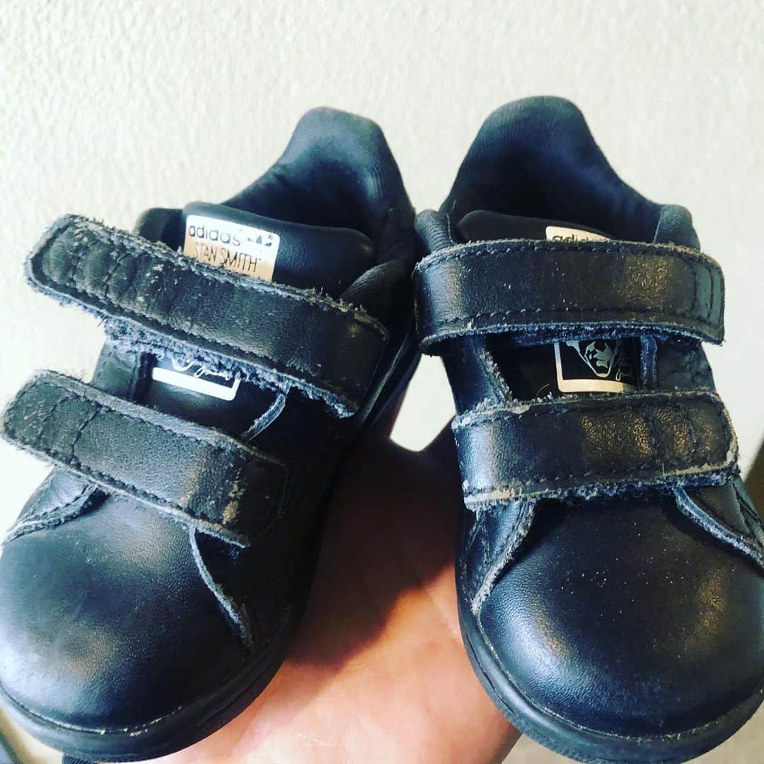 岡田義徳さんのインスタグラム写真 - (岡田義徳Instagram)「adidasが小さくなったから、NIKEへ。  安心して散歩ができる日が来ますように。  #散歩が#安心してできる日を#adidas#nike #我が子#子育て」5月6日 12時13分 - yoshinori_okada_44