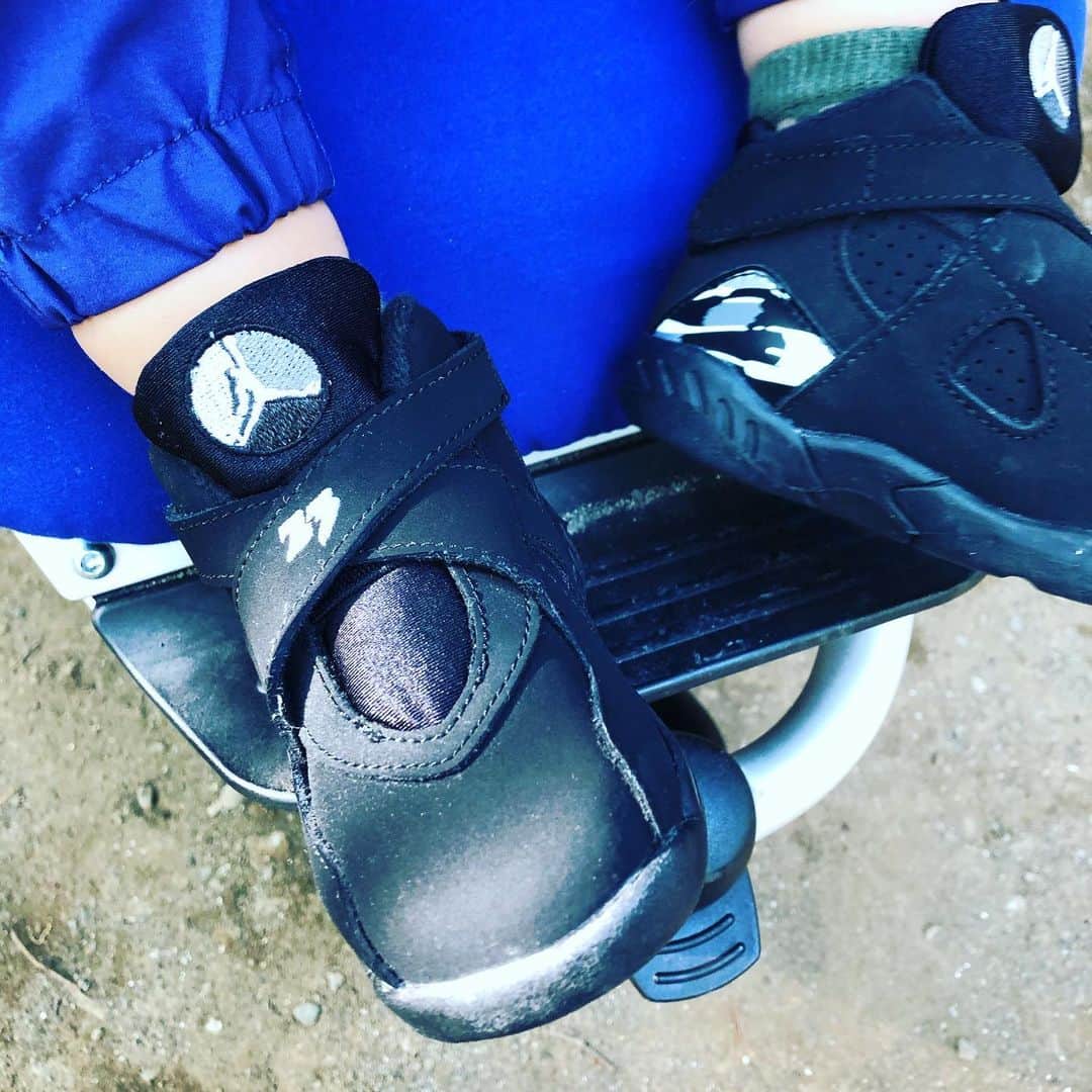 岡田義徳さんのインスタグラム写真 - (岡田義徳Instagram)「adidasが小さくなったから、NIKEへ。  安心して散歩ができる日が来ますように。  #散歩が#安心してできる日を#adidas#nike #我が子#子育て」5月6日 12時13分 - yoshinori_okada_44