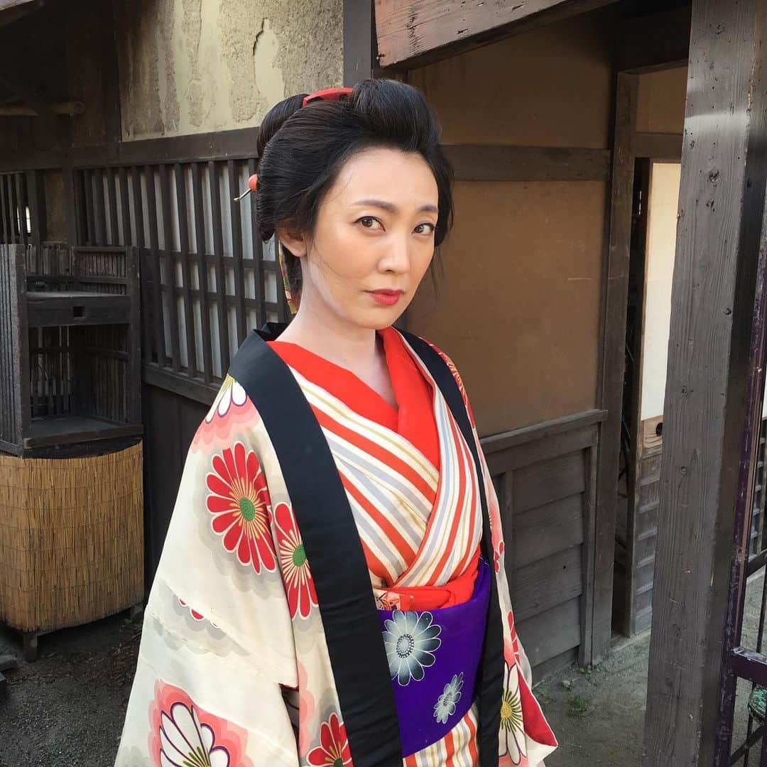 田中美里のインスタグラム：「いろいろ再放送しているみたいで、、、。 何気にTVをつけて自分で自分がたまたま出ていて驚くこともあります。  こちらも再放送されるみたいです。 時代劇、大好き。  時代劇専門チャンネル  伝七捕物帳 第3話 夫婦道（めおとみち）、江戸女房の心意気  5月6日（水）20:00〜  と6月1日（月）9:00〜もあるみたいです。  よかったら観てくださいね。  #時代劇 #時代劇専門チャンネル  #伝七捕物帳」