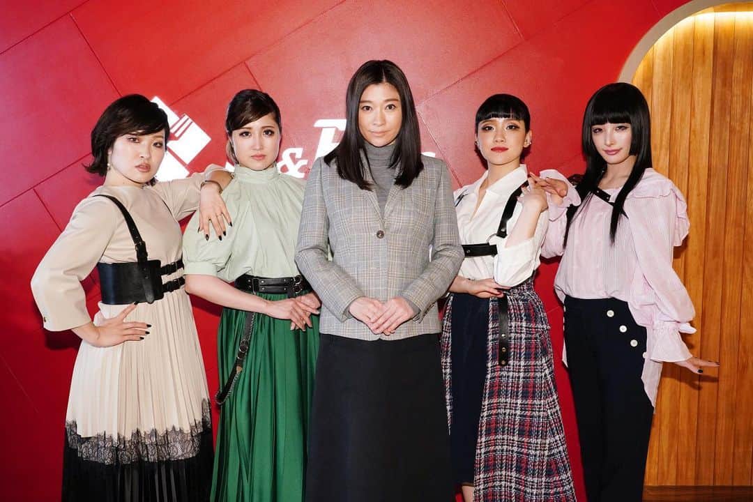 【公式】ハケンの品格のインスタグラム：「‪今夜10時〜「春子の物語 ハケンの品格2007特別編 第四夜」の放送です✨‬﻿ ﻿ ‪今夜も ＃篠原涼子 さんから #プレゼント のお知らせがあります🎁‬﻿ ﻿ ‪2020年版タイトルバックでコラボしている #鈴木雅之 さん、#東京ゲゲゲイ の #MIKEY さんからのメッセージも😘﻿ お楽しみに💕‬﻿ ‪📸3月の撮影にて‬﻿ ﻿ #春子の物語ハケンの品格2007特別編﻿ ‪#ハケンの品格 ‬﻿ #篠原涼子﻿ #鈴木雅之﻿ #東京ゲゲゲイ #MIKEY #BOW #MARIE #MIKU #YUYU」