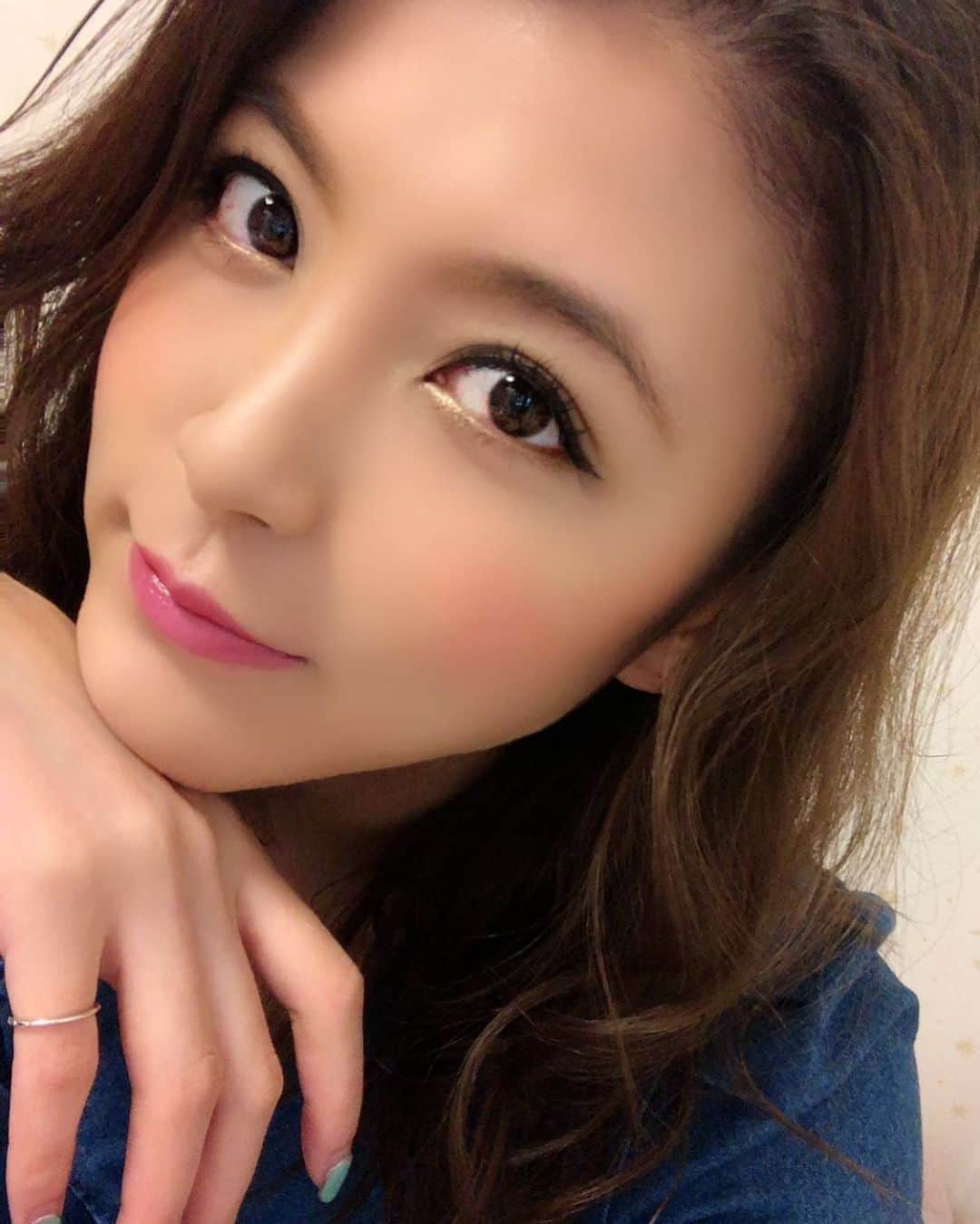 源崎トモエのインスタグラム：「久しぶりにちゃんとメイクした💄✨ . やっぱり気分が上がるね☺️ . #ヘアメイク#メイク#セルフメイク #makeup #hairmake #selfmakeup  #pinklips #brownmakeup」