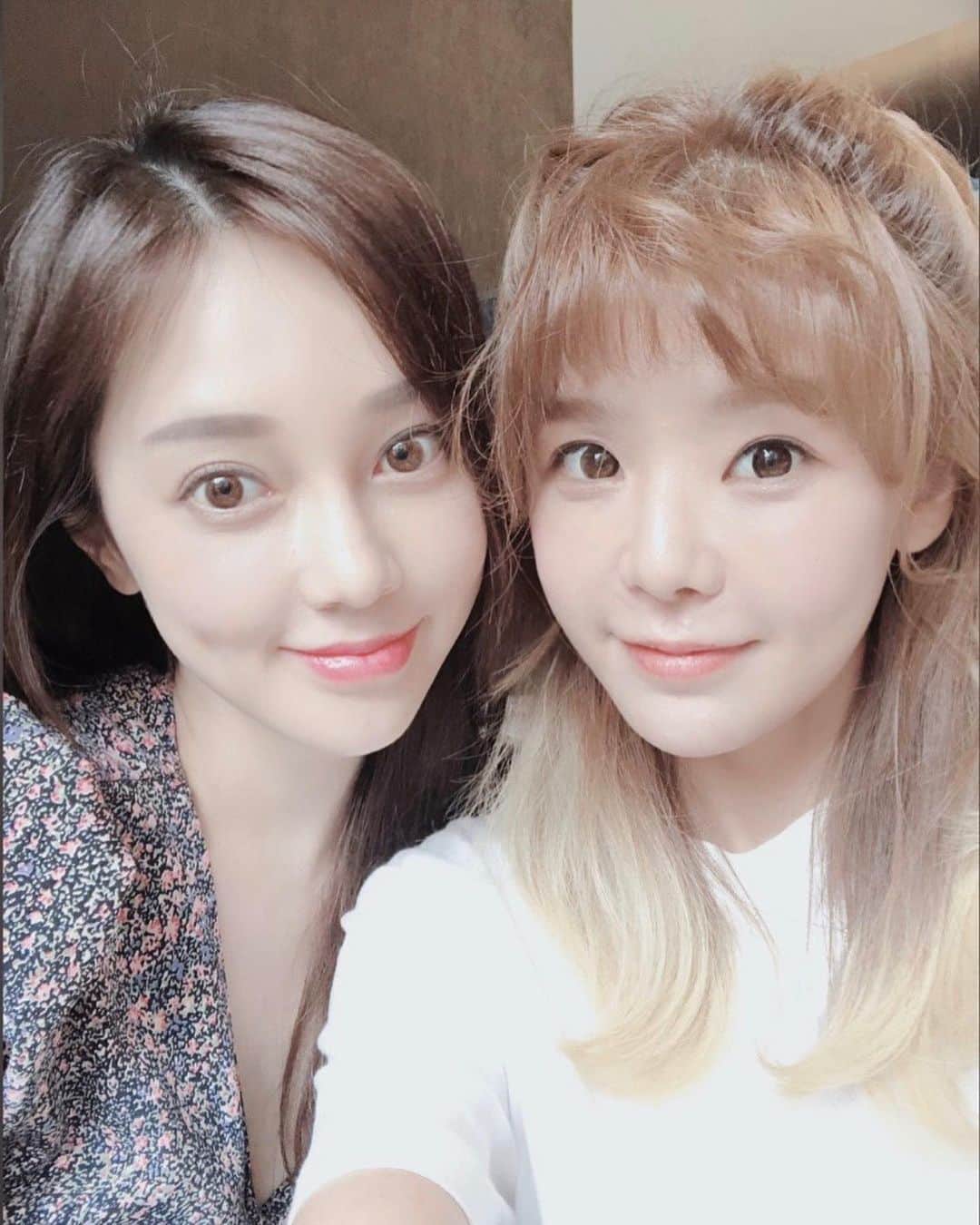 カン・ユンジさんのインスタグラム写真 - (カン・ユンジInstagram)「늘 기쁠때나 외로울때나 함께 해줘서 고마워 ❤내 별난모습 다 본 아유미ㅋ  @iqaymiq  요즘 우리 착하고 정 많은 의리쟁이 아유미가  한국에서 새롭게 다시 활동 하고 있으니 여러분〜응원과 격려 많이 해주시고 따뜻한 ‘사랑’❤️과 ‘관심’ 부탁드려요!!! 🧡🙏✨ いつも嬉しい時も寂しかった日もそばに一緒にいてくれて「ありがとう」おばあちゃんになっても一緒にいようね！✨☺️ Thank YOU for always being there for me💕 I love you my sis 🧡 #love #두번째사진 뭐가 그리 좋았을꼬!ㅋㅋ 💕😁🤣 #二枚目の写真何がそんなに楽しかったかな？笑」5月6日 12時22分 - leheekang