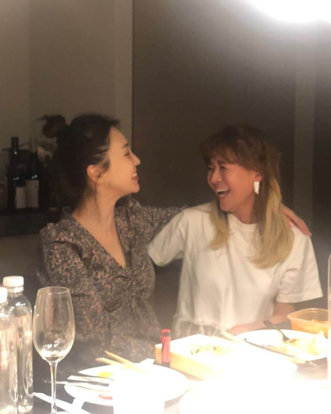カン・ユンジさんのインスタグラム写真 - (カン・ユンジInstagram)「늘 기쁠때나 외로울때나 함께 해줘서 고마워 ❤내 별난모습 다 본 아유미ㅋ  @iqaymiq  요즘 우리 착하고 정 많은 의리쟁이 아유미가  한국에서 새롭게 다시 활동 하고 있으니 여러분〜응원과 격려 많이 해주시고 따뜻한 ‘사랑’❤️과 ‘관심’ 부탁드려요!!! 🧡🙏✨ いつも嬉しい時も寂しかった日もそばに一緒にいてくれて「ありがとう」おばあちゃんになっても一緒にいようね！✨☺️ Thank YOU for always being there for me💕 I love you my sis 🧡 #love #두번째사진 뭐가 그리 좋았을꼬!ㅋㅋ 💕😁🤣 #二枚目の写真何がそんなに楽しかったかな？笑」5月6日 12時22分 - leheekang