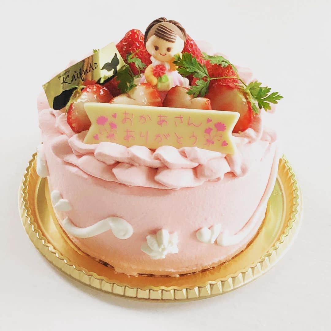 ケーキ&カフェ 海風堂のインスタグラム：「母の日のデコレーションケーキのご紹介です✨苺のショートケーキを苺クリームで可愛らしく仕上げました🎵4号サイズ2700円です❣️９日と10日の限定販売となります😆 #市川#大野#ケーキ屋#母の日のデコレーションケーキ」